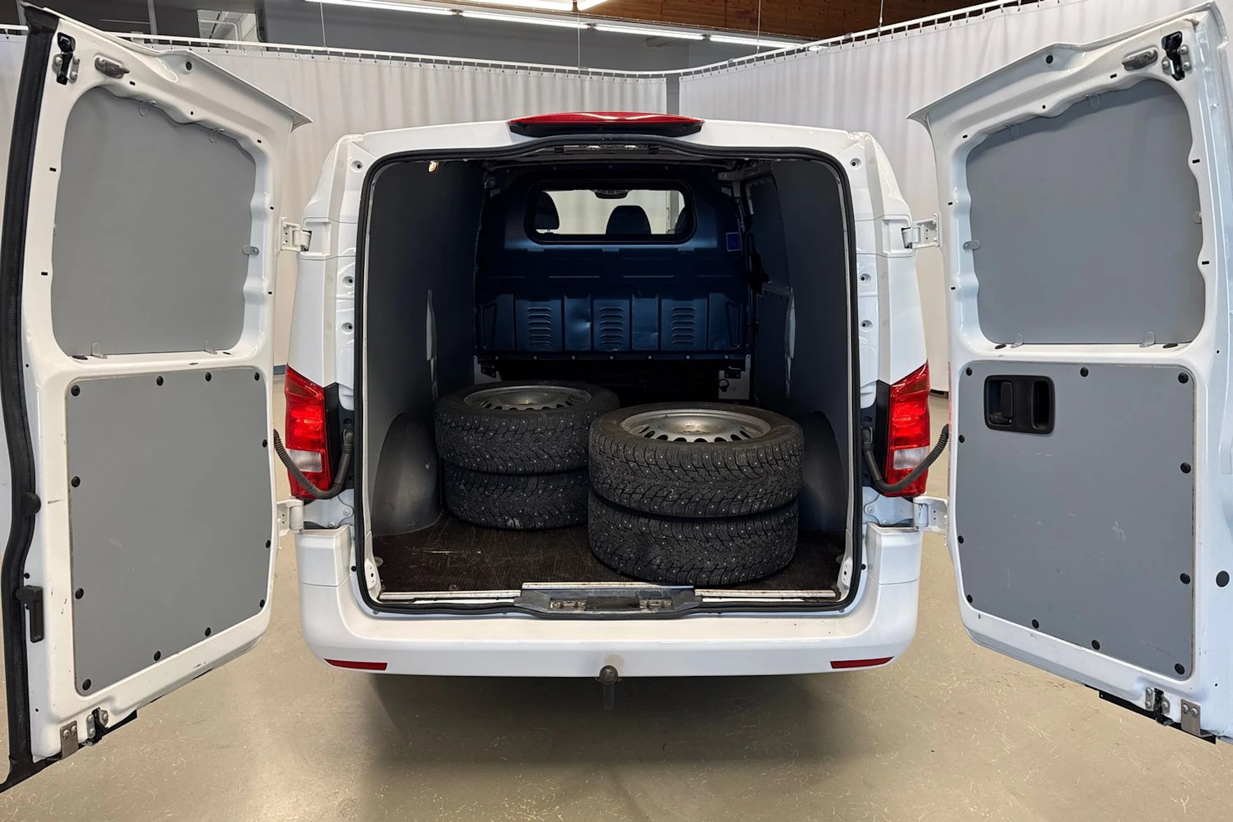 valkoinen Mercedes-Benz Vito 2023 kuva 25.
