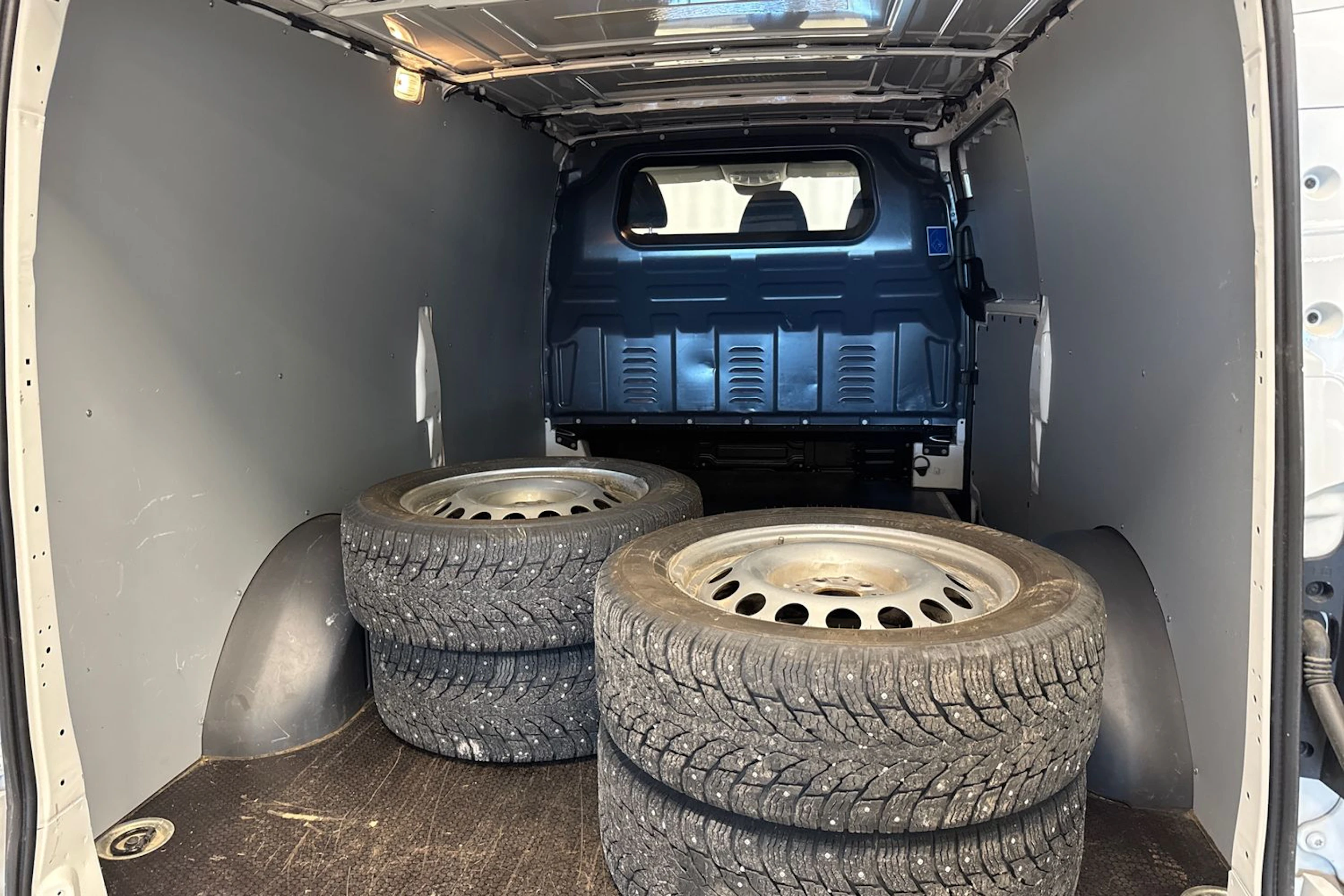 valkoinen Mercedes-Benz Vito 2023 kuva 26.