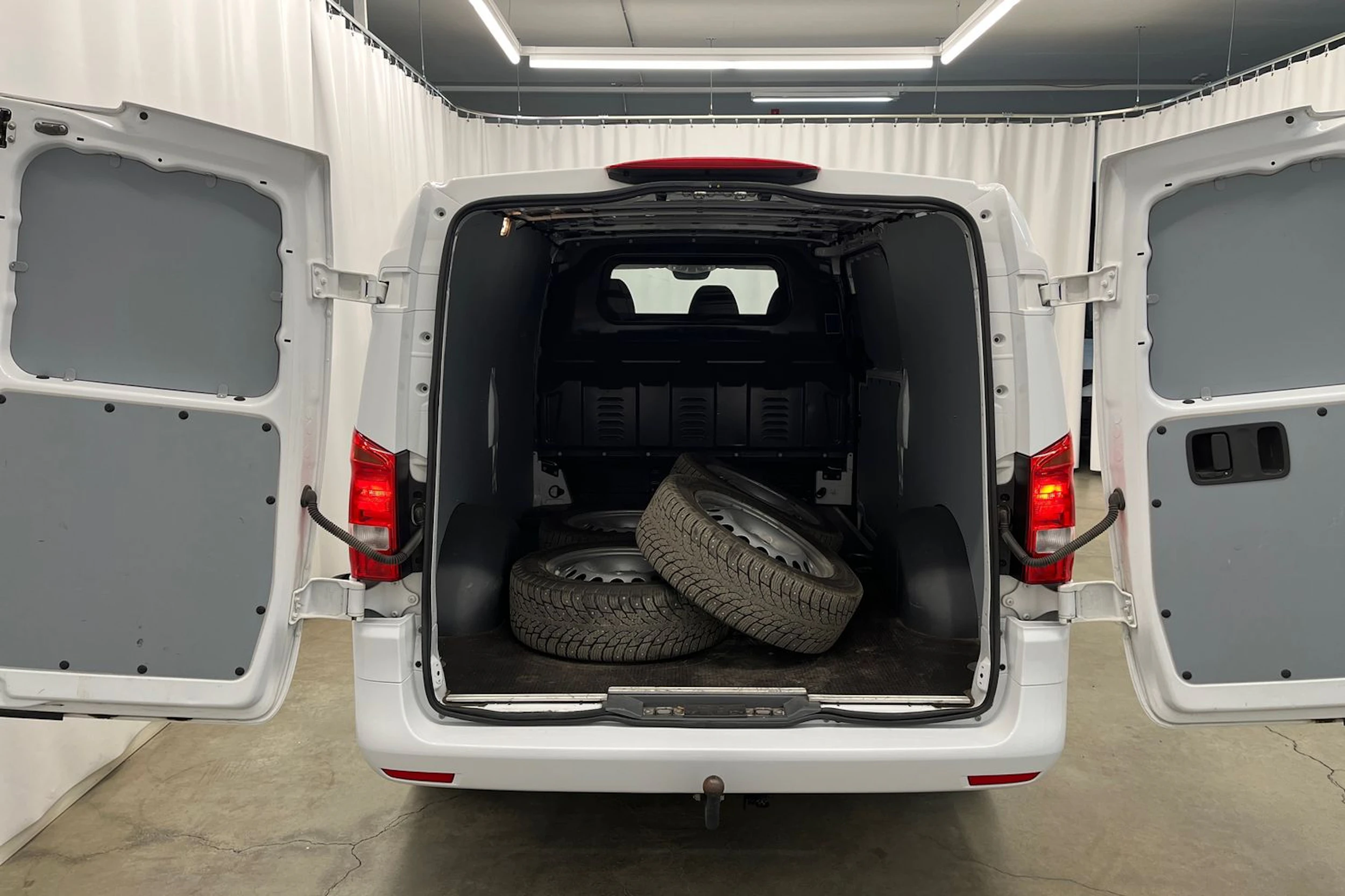 valkoinen Mercedes-Benz Vito 2023 kuva 15.