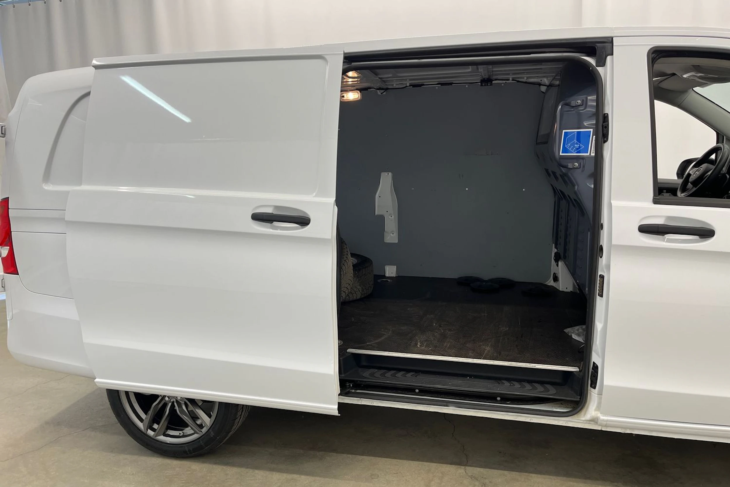 valkoinen Mercedes-Benz Vito 2023 kuva 17.