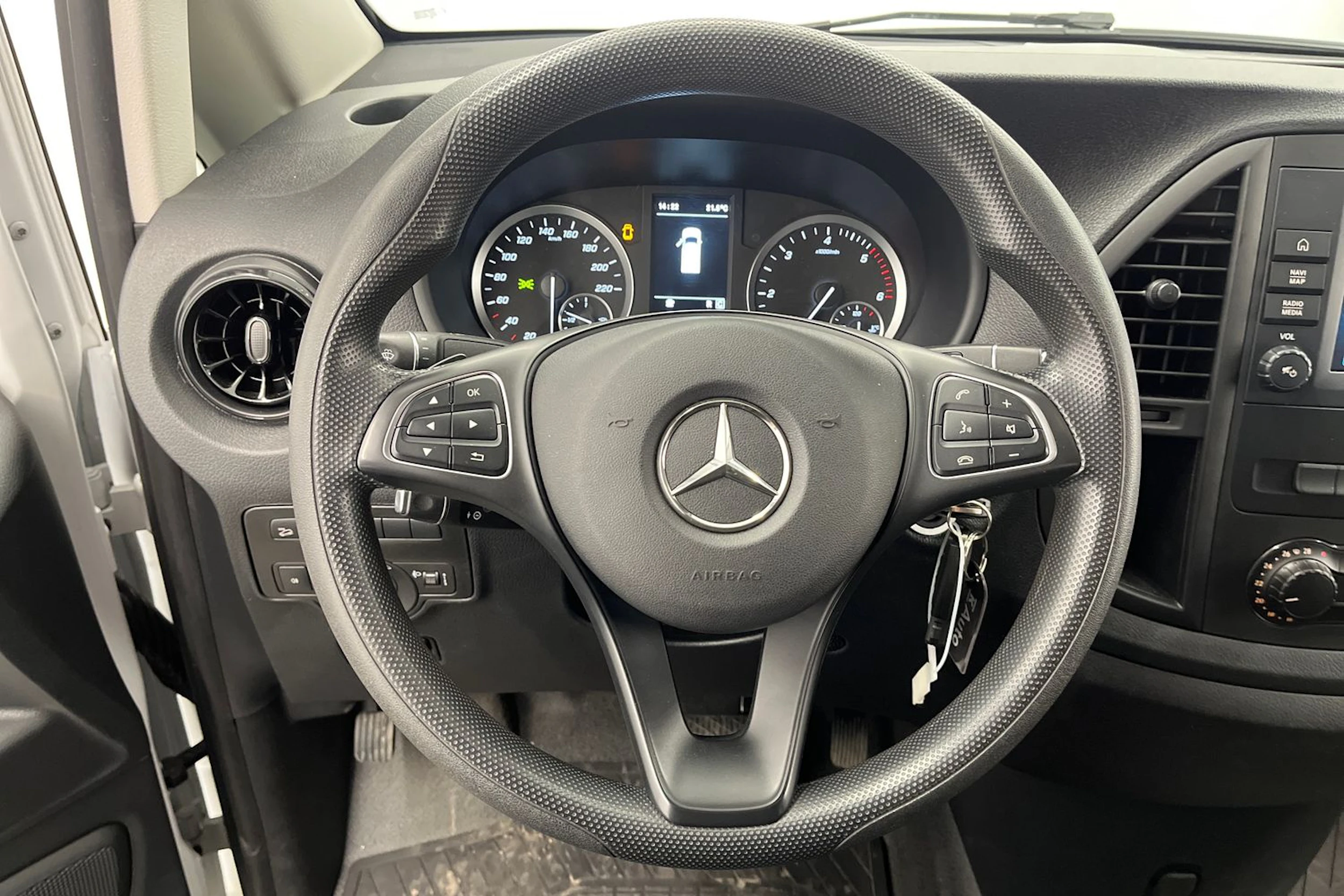 valkoinen Mercedes-Benz Vito 2023 kuva 21.