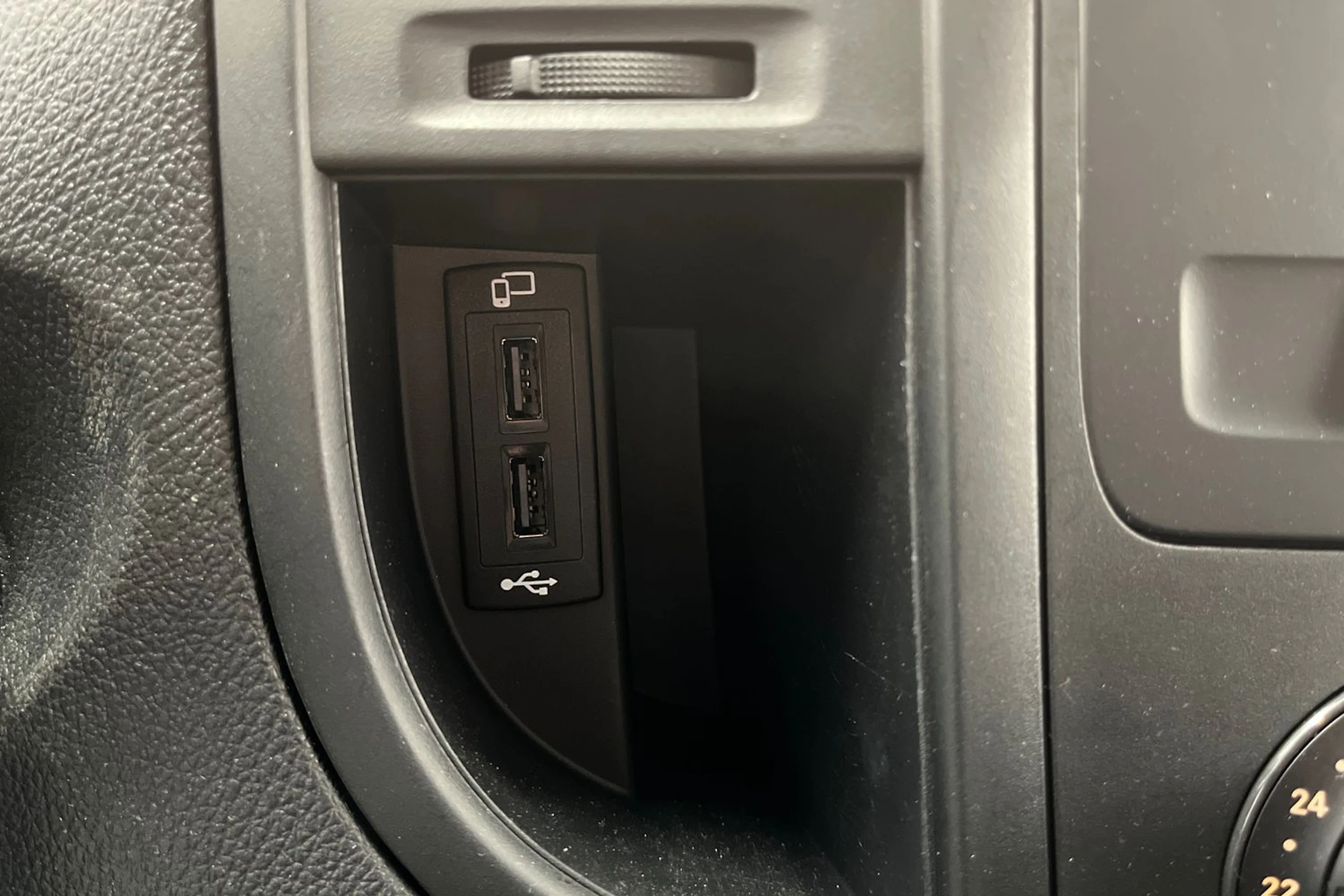 valkoinen Mercedes-Benz Vito 2023 kuva 32.