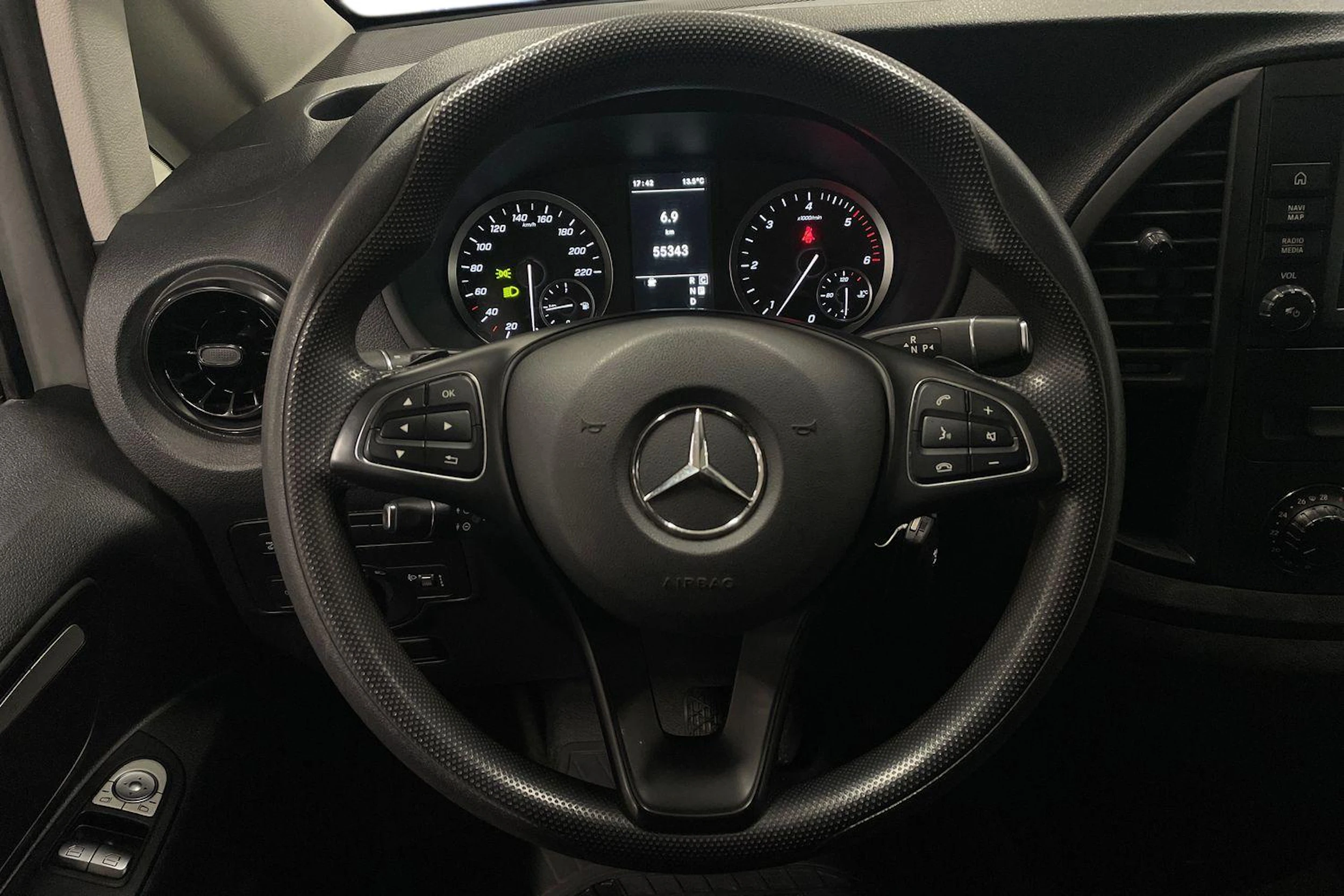 valkoinen Mercedes-Benz Vito 2023 kuva 9.