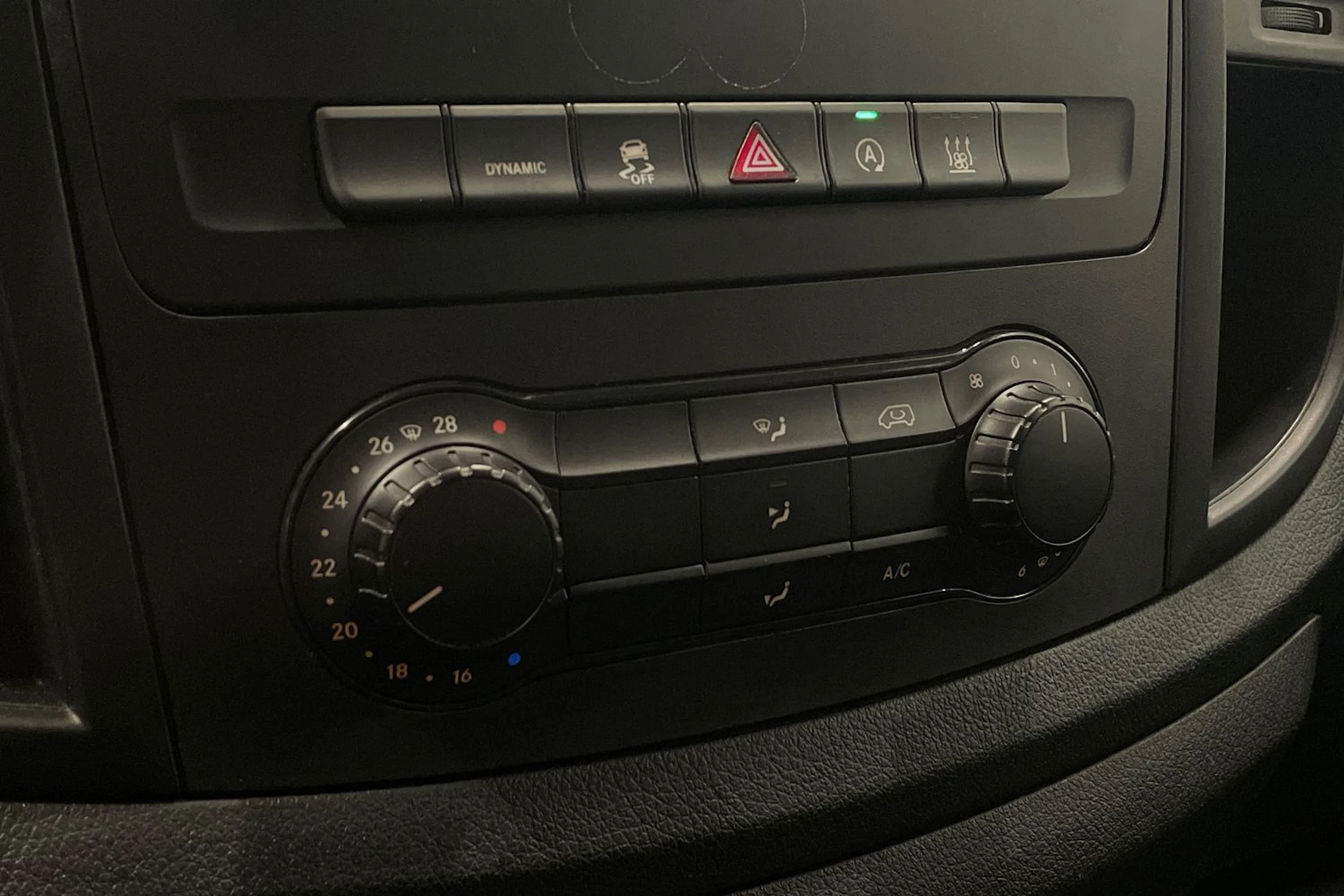 valkoinen Mercedes-Benz Vito 2023 kuva 16.
