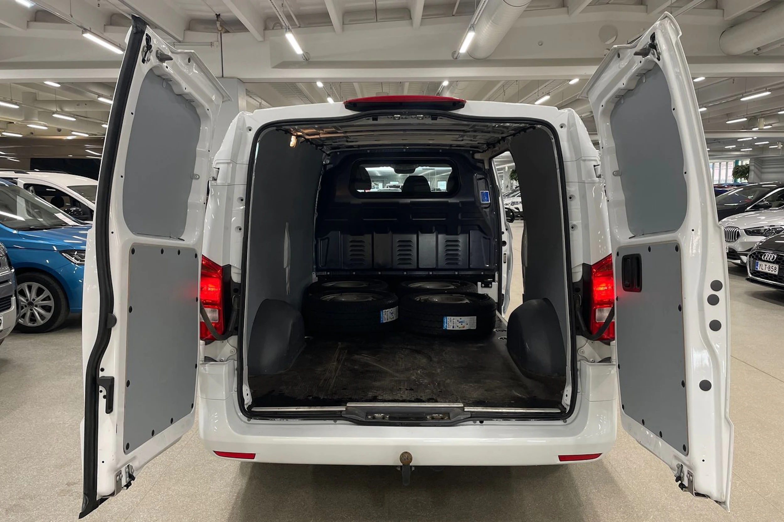 valkoinen Mercedes-Benz Vito 2023 kuva 19.
