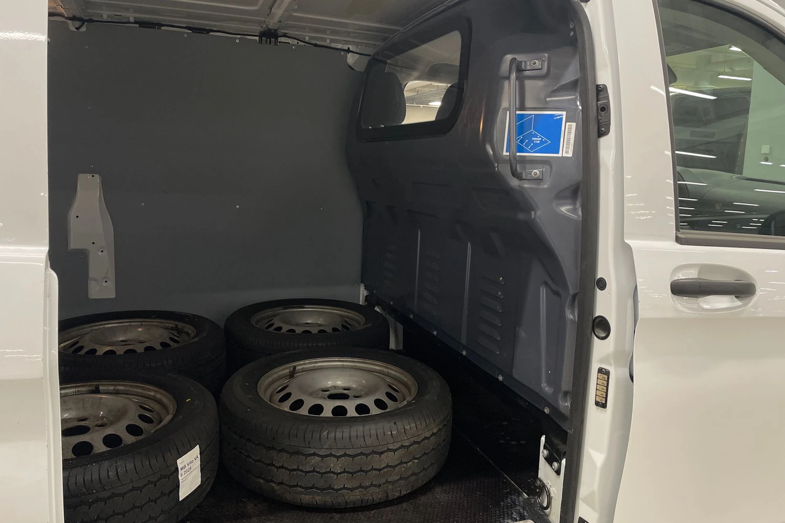 valkoinen Mercedes-Benz Vito 2023 kuva 21.