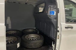 valkoinen Mercedes-Benz Vito 2023 kuva 21.