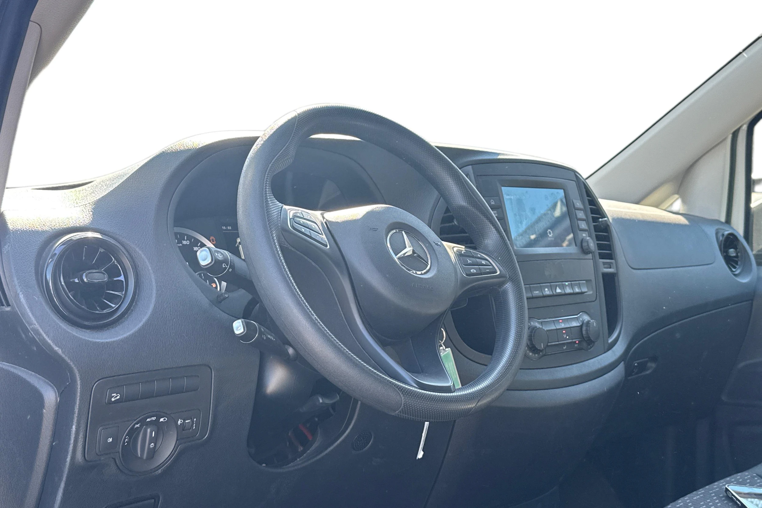 valkoinen Mercedes-Benz Vito 2023 kuva 3.