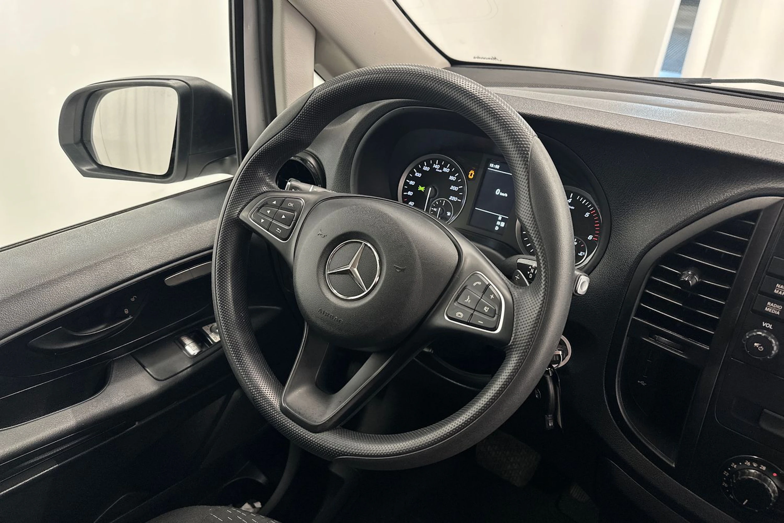valkoinen Mercedes-Benz Vito 2023 kuva 10.