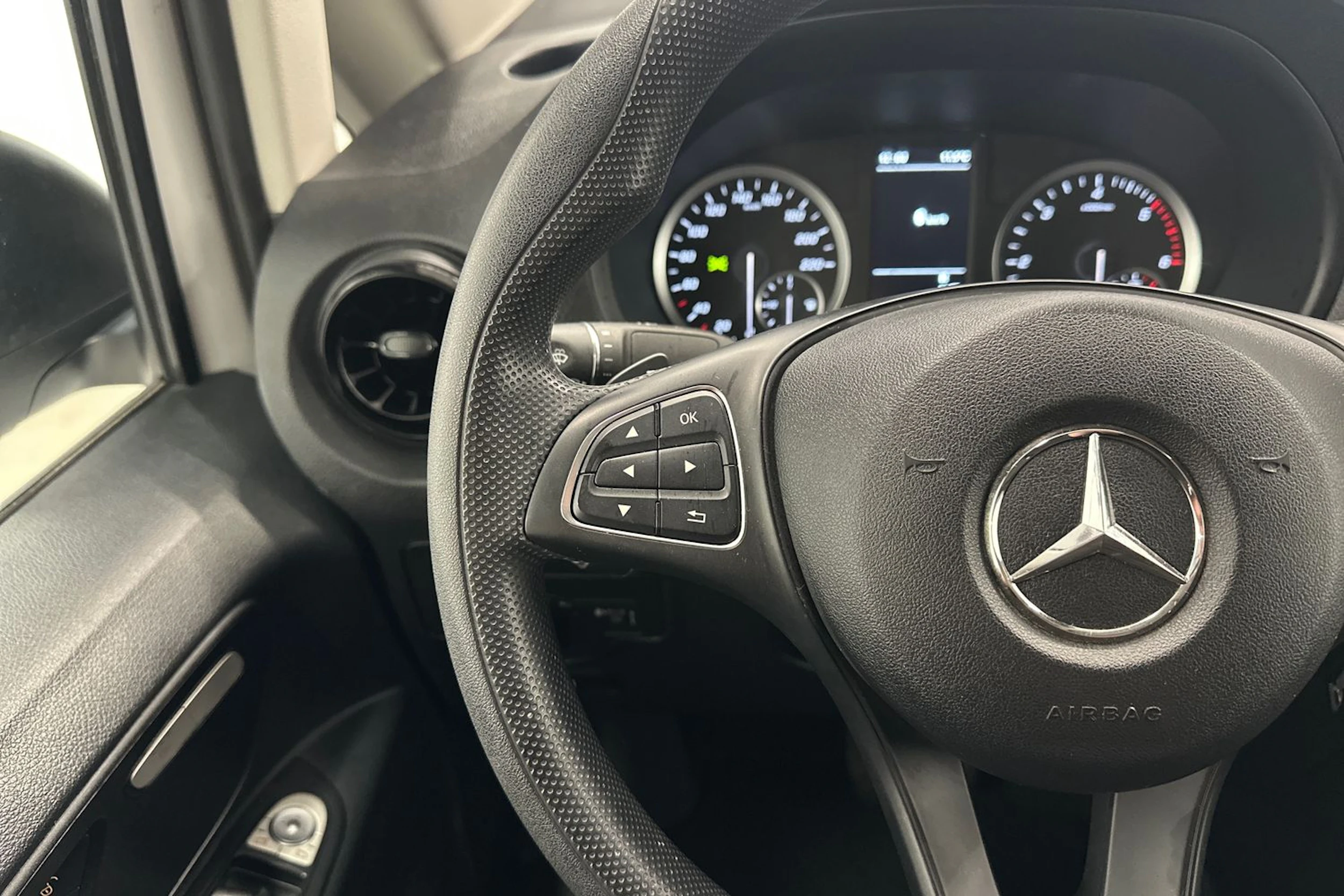 valkoinen Mercedes-Benz Vito 2023 kuva 11.
