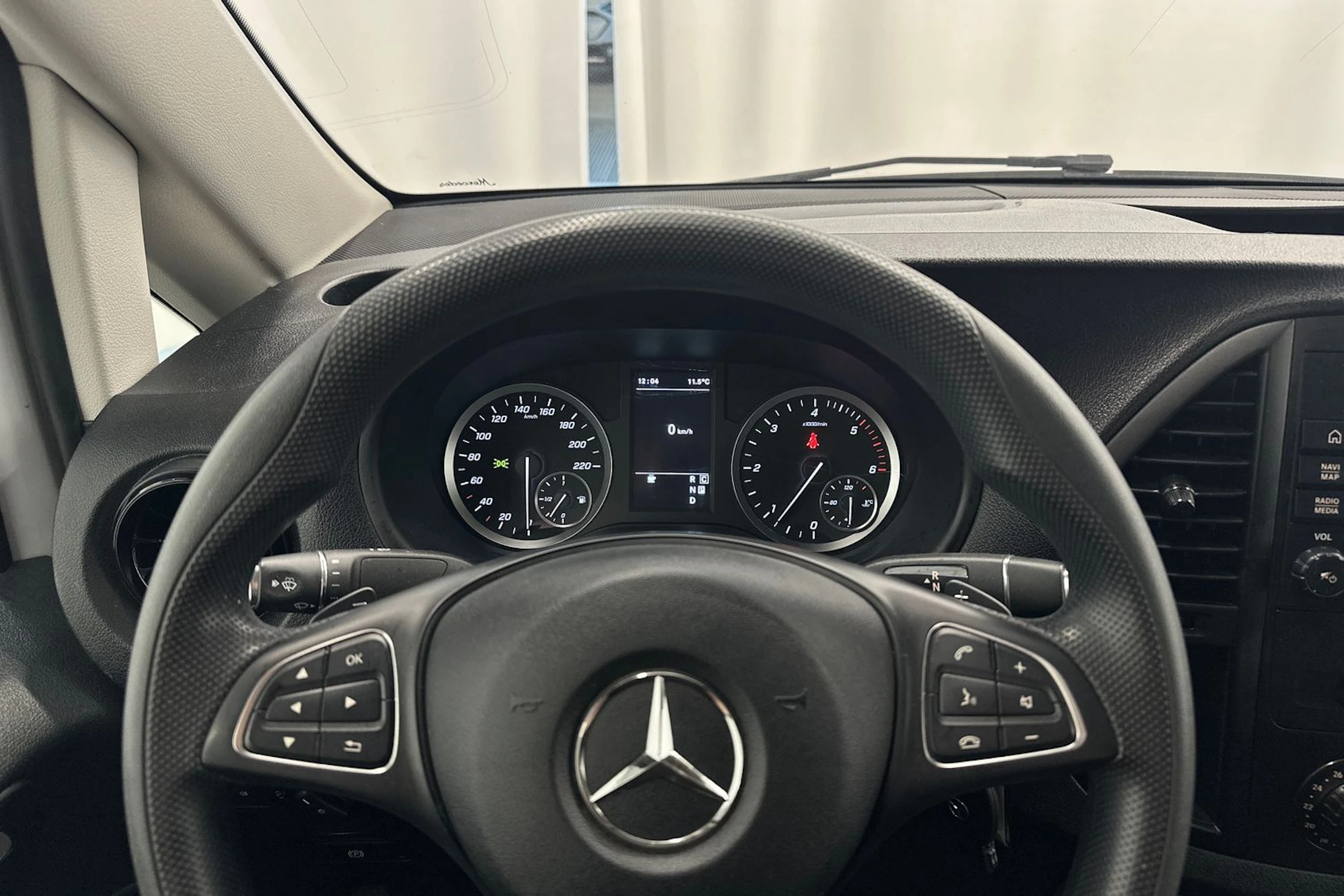 valkoinen Mercedes-Benz Vito 2023 kuva 13.