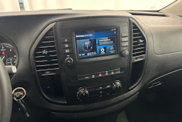 valkoinen Mercedes-Benz Vito 2023 kuva 15.