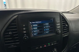valkoinen Mercedes-Benz Vito 2023 kuva 19.