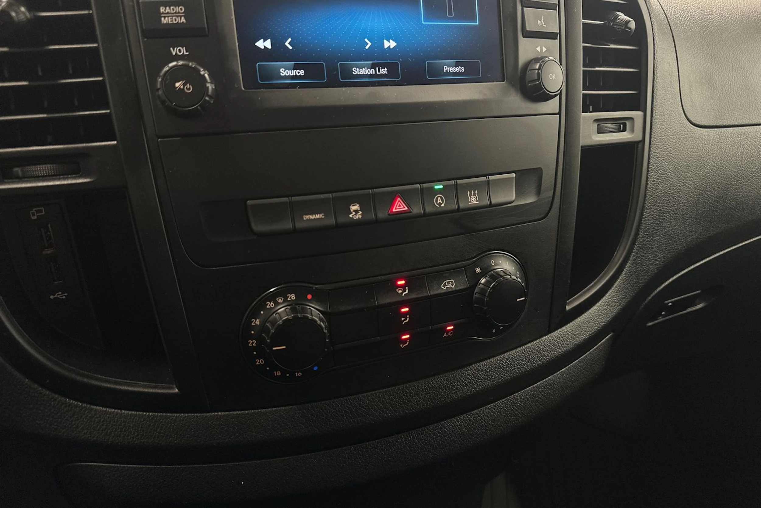 valkoinen Mercedes-Benz Vito 2023 kuva 21.