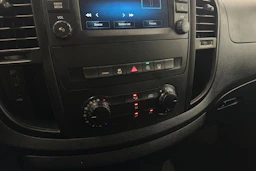 valkoinen Mercedes-Benz Vito 2023 kuva 21.