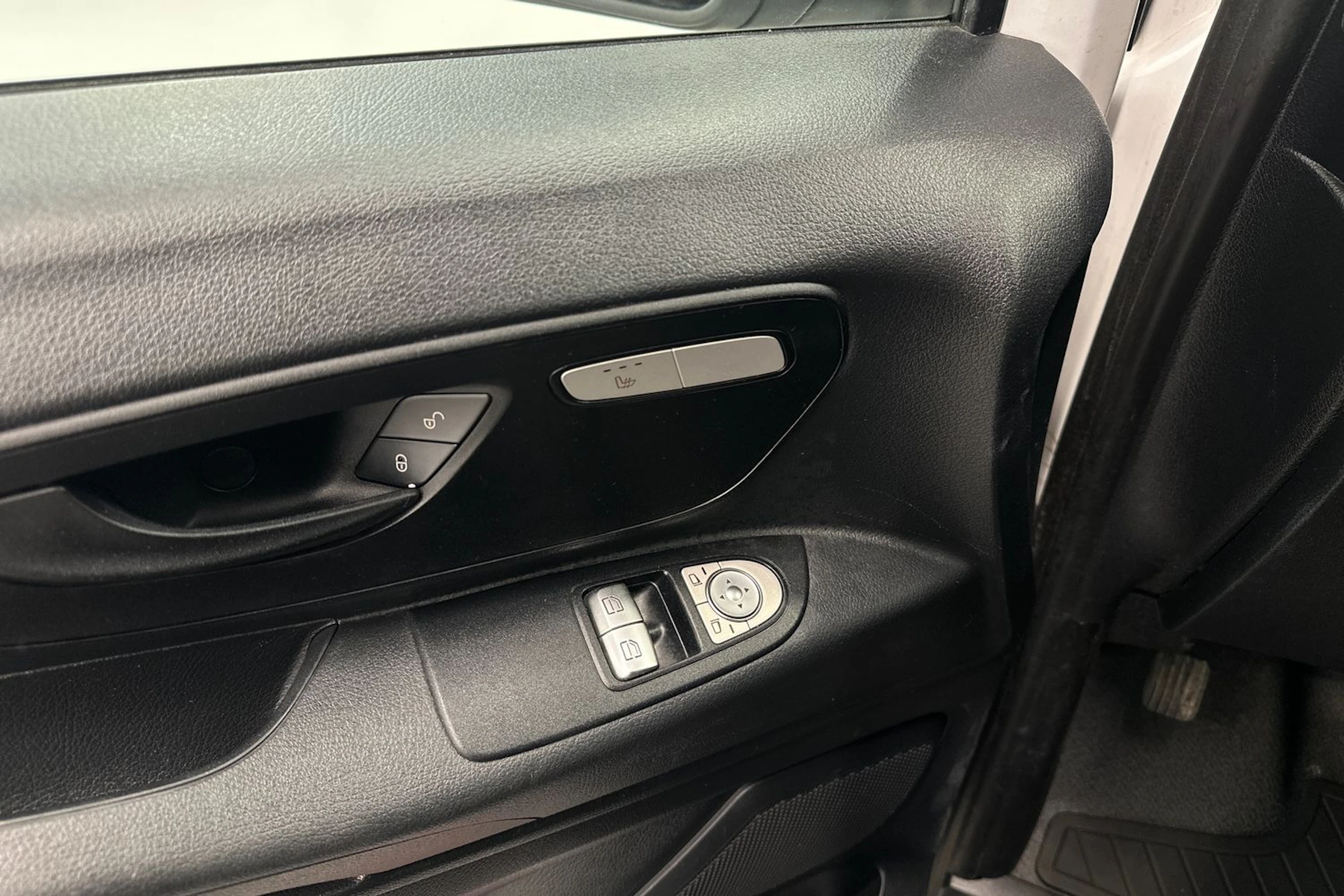 valkoinen Mercedes-Benz Vito 2023 kuva 25.