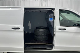 valkoinen Mercedes-Benz Vito 2023 kuva 26.