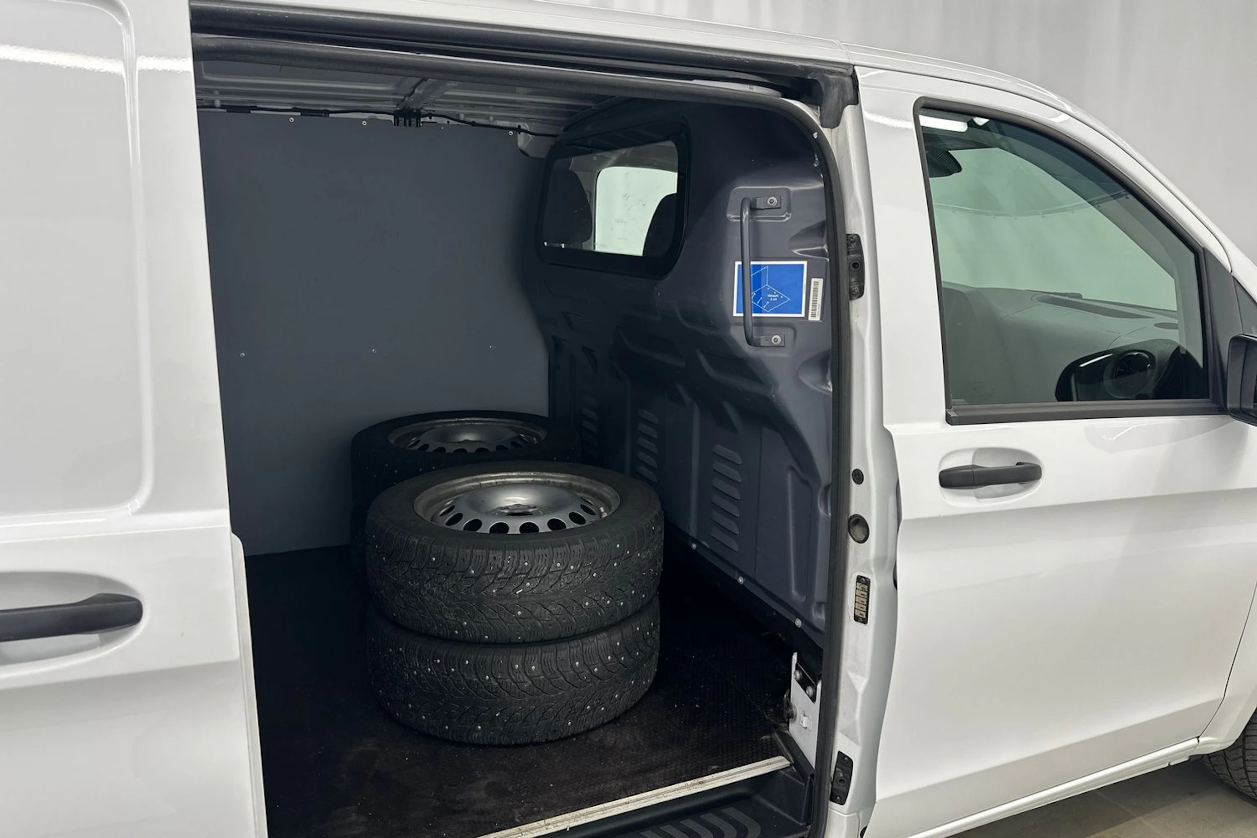 valkoinen Mercedes-Benz Vito 2023 kuva 27.