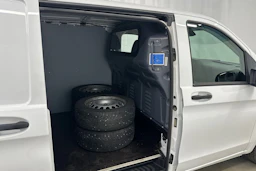 valkoinen Mercedes-Benz Vito 2023 kuva 27.