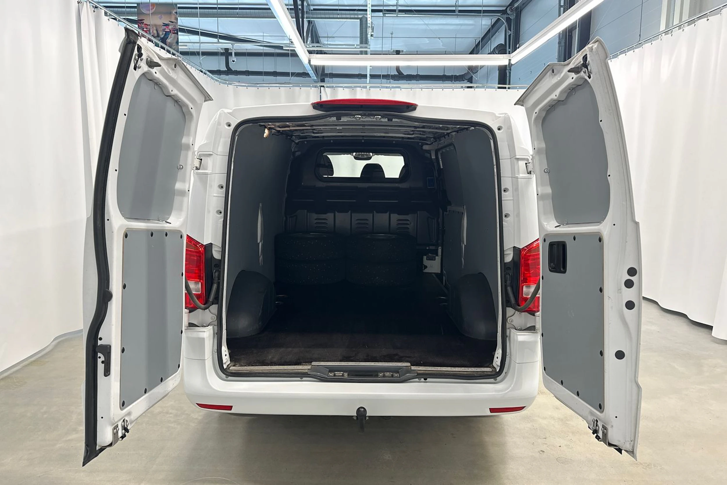 valkoinen Mercedes-Benz Vito 2023 kuva 28.