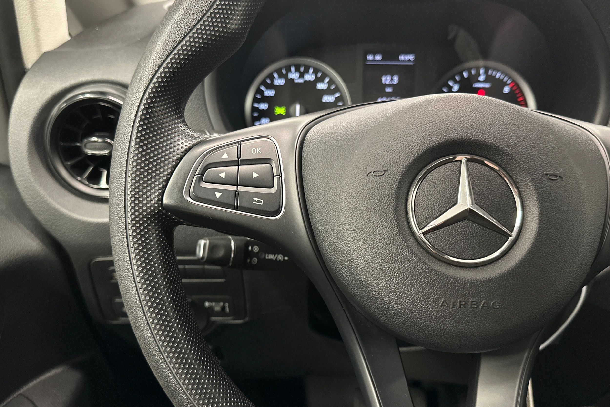 valkoinen Mercedes-Benz Vito 2023 kuva 11.