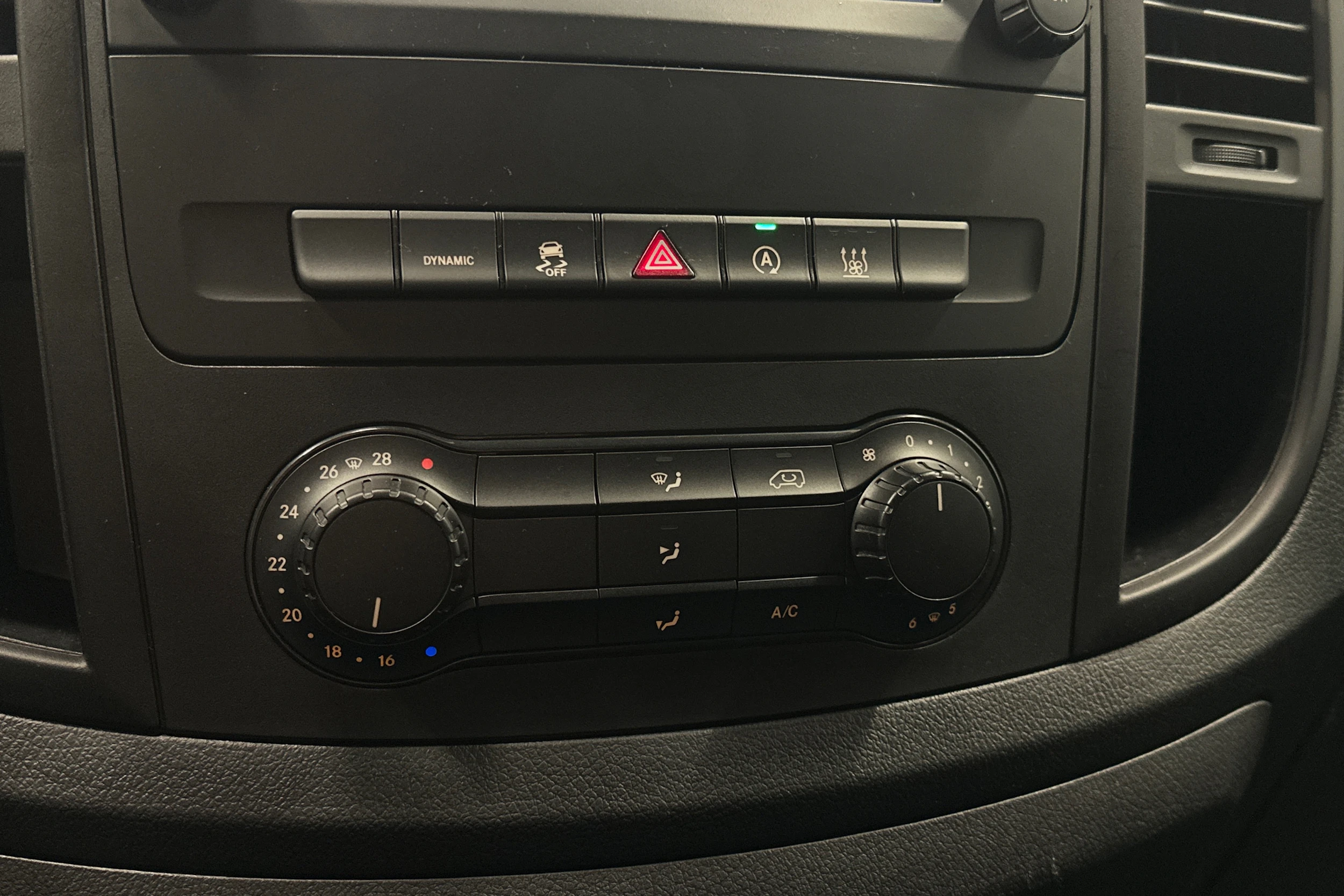 valkoinen Mercedes-Benz Vito 2023 kuva 24.