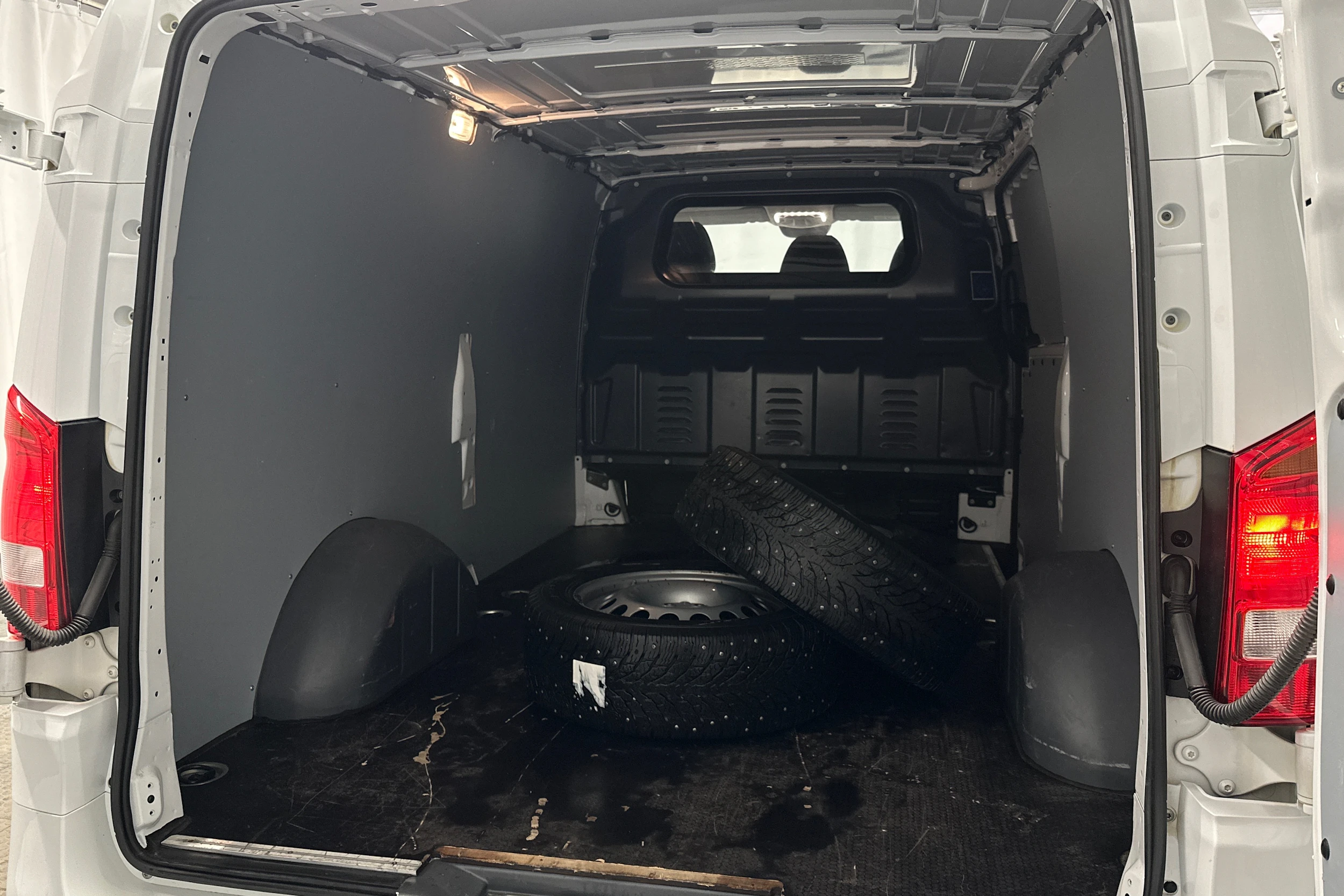 valkoinen Mercedes-Benz Vito 2023 kuva 25.