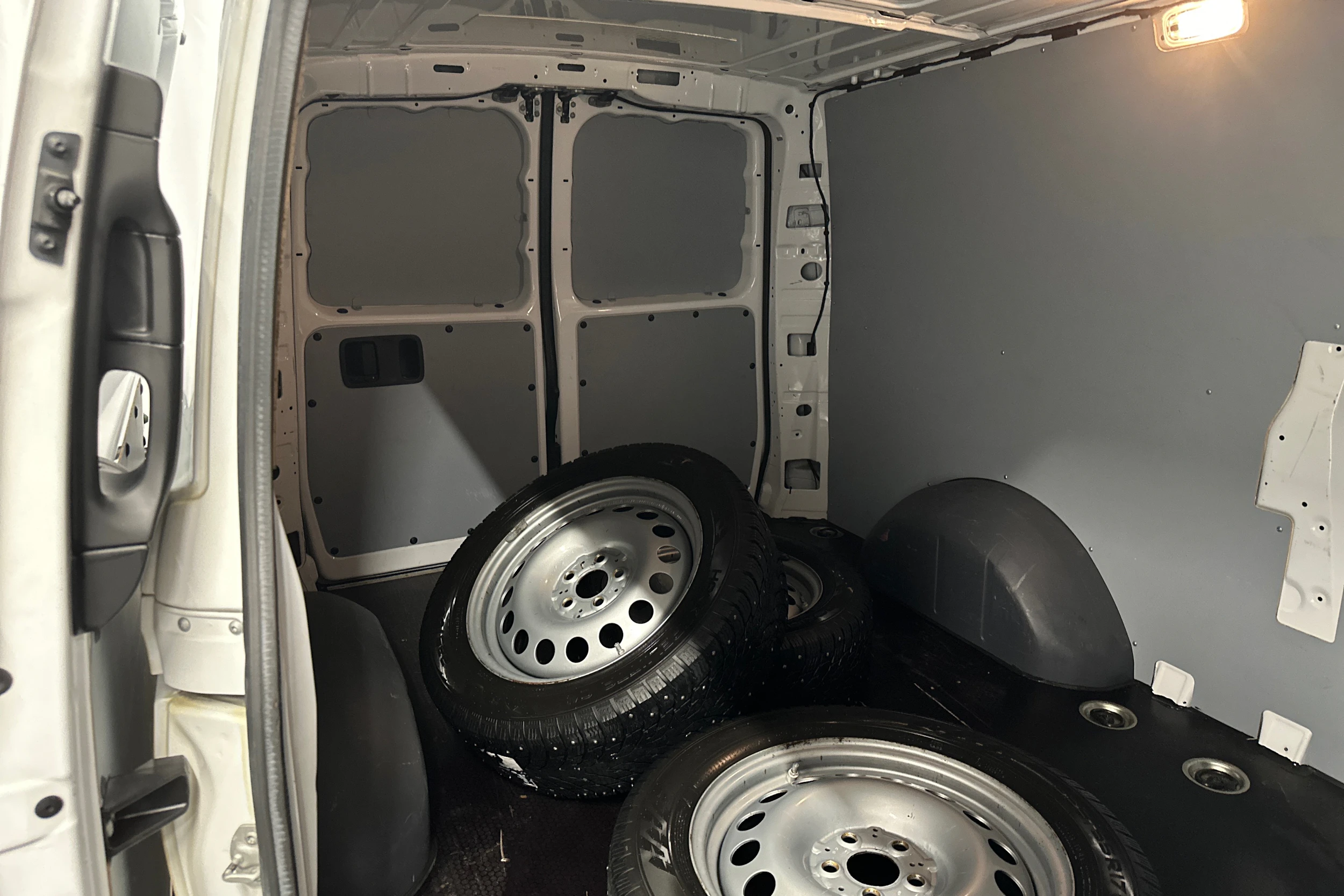 valkoinen Mercedes-Benz Vito 2023 kuva 27.