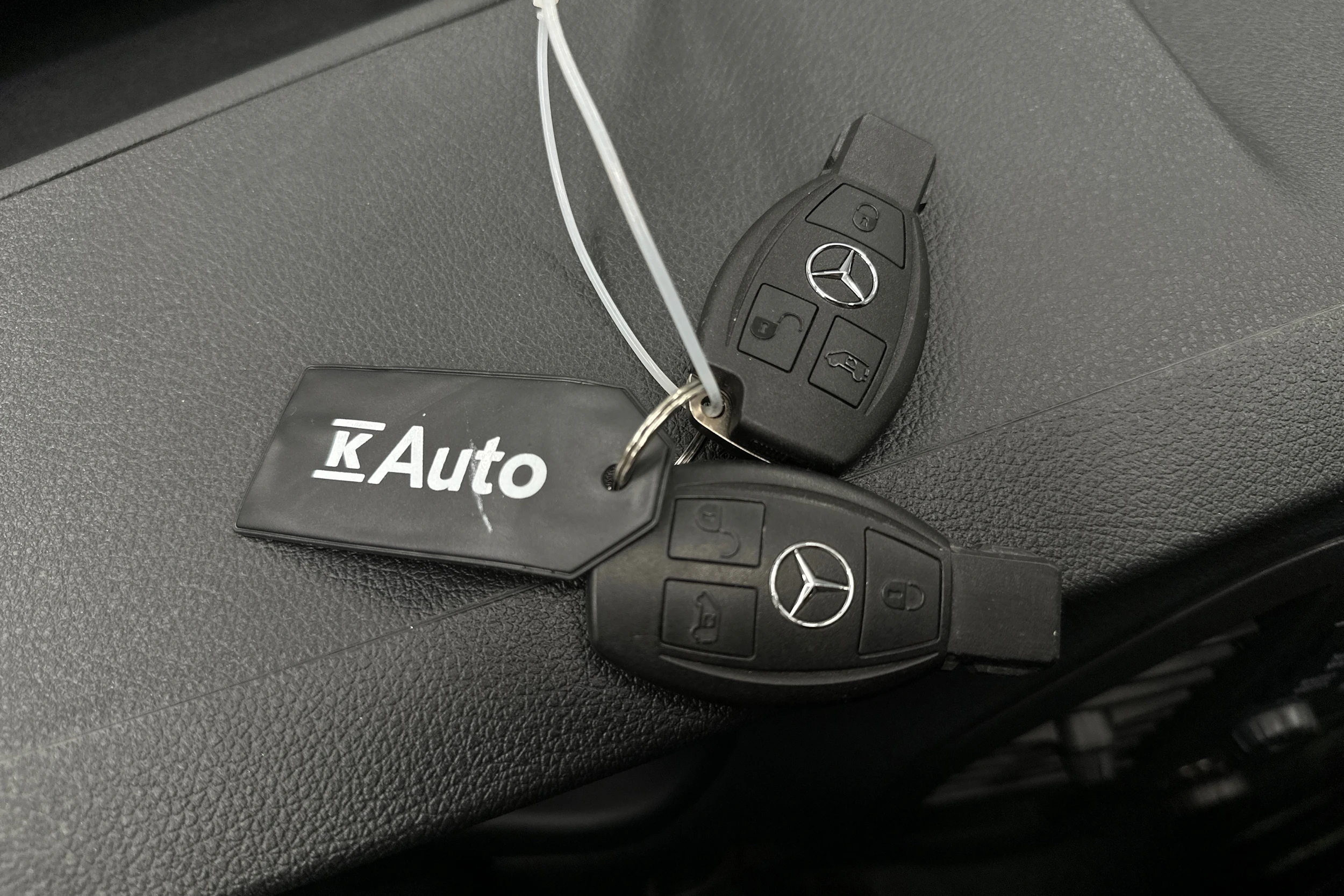 valkoinen Mercedes-Benz Vito 2023 kuva 29.