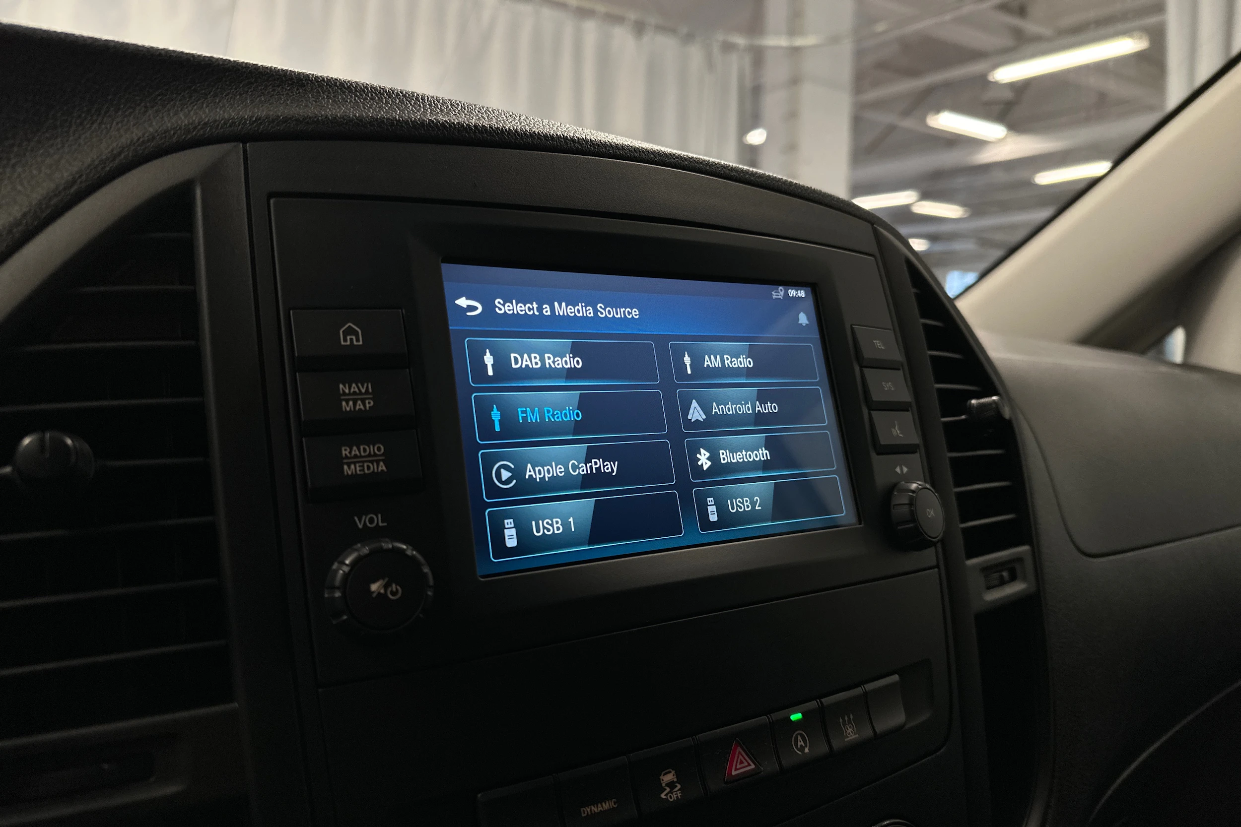 valkoinen Mercedes-Benz Vito 2023 kuva 13.