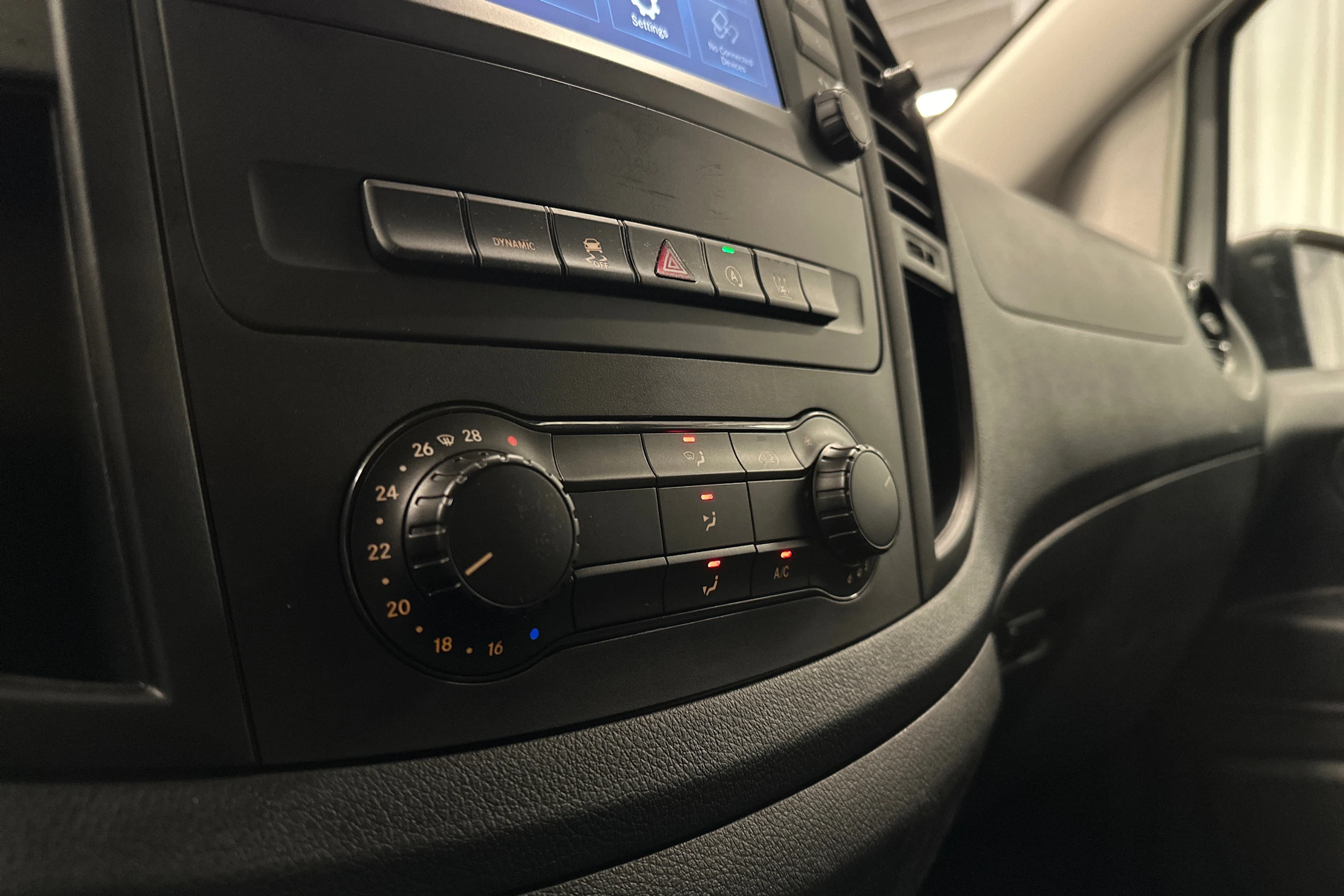 valkoinen Mercedes-Benz Vito 2023 kuva 15.