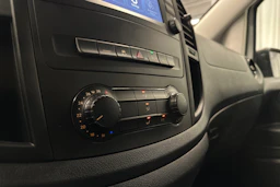 valkoinen Mercedes-Benz Vito 2023 kuva 15.