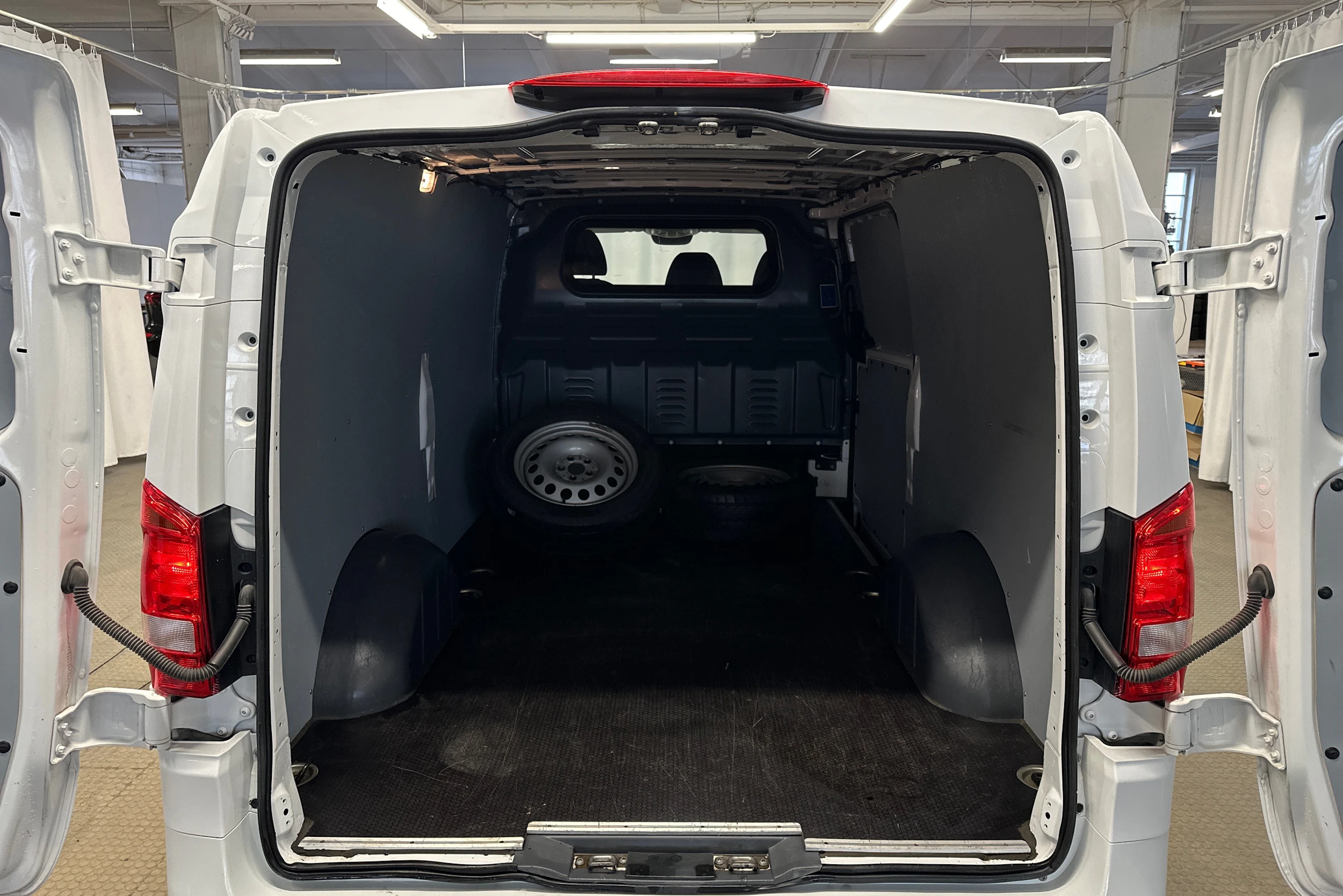 valkoinen Mercedes-Benz Vito 2023 kuva 18.