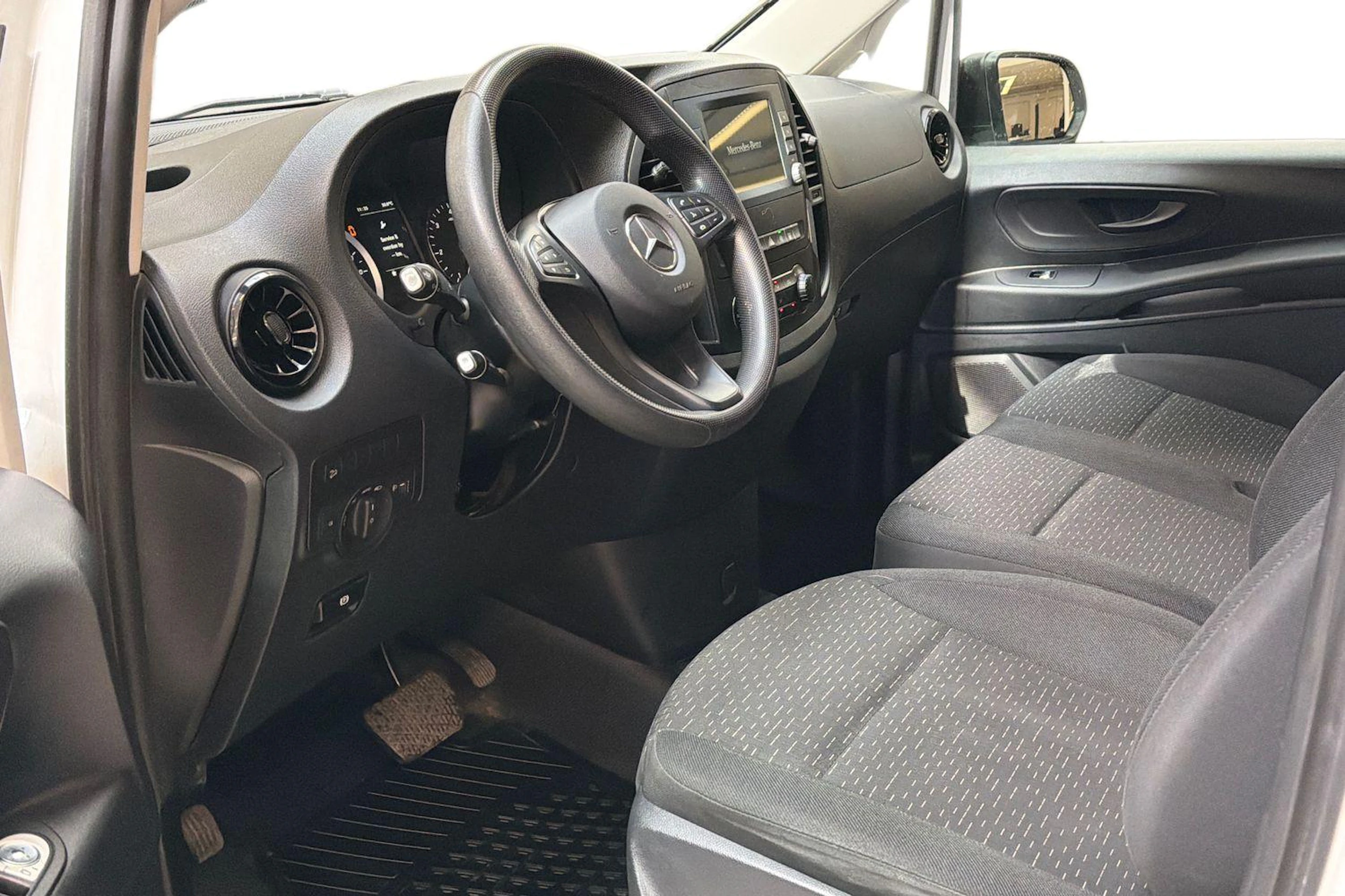 valkoinen Mercedes-Benz Vito 2023 kuva 8.