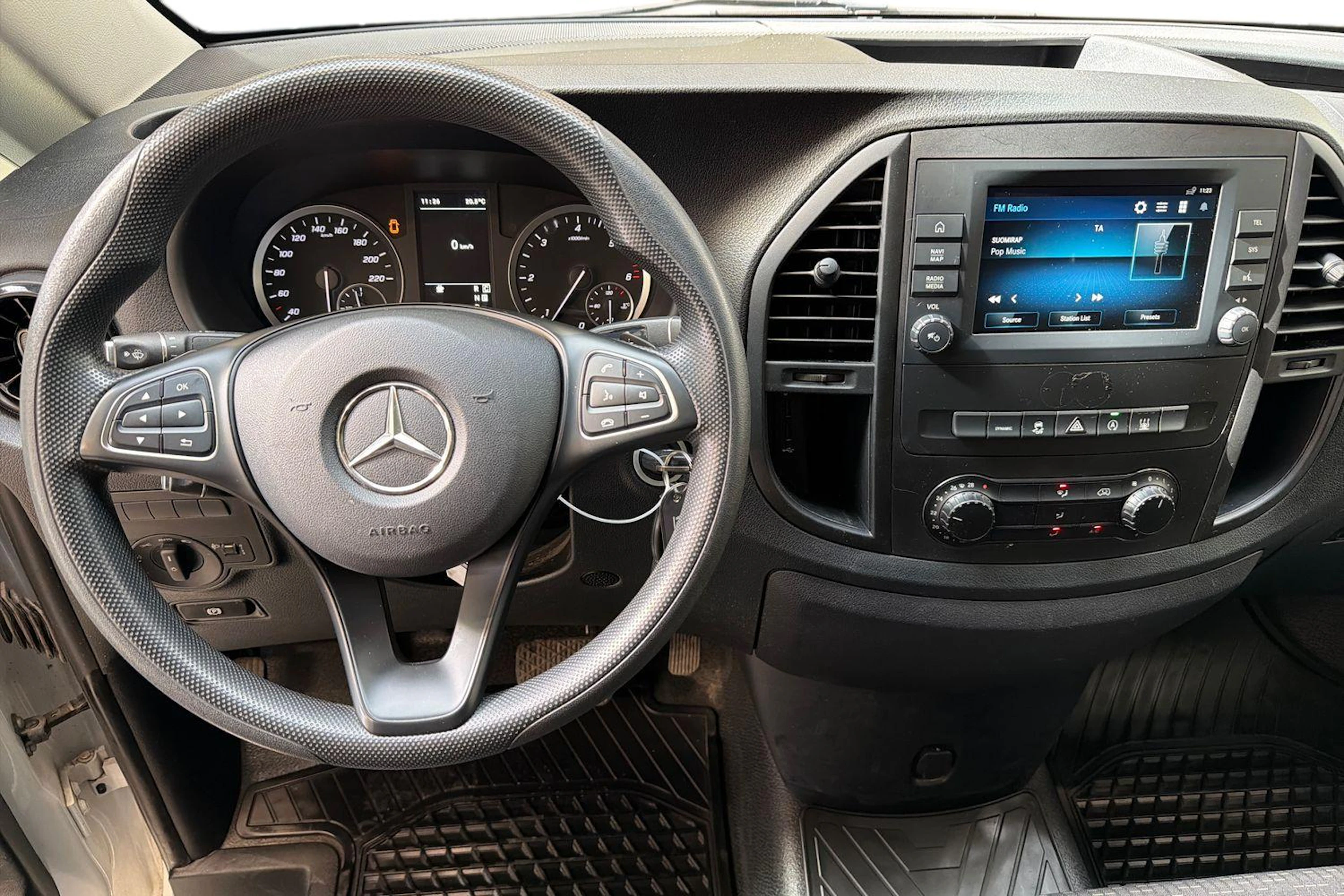 valkoinen Mercedes-Benz Vito 2023 kuva 9.
