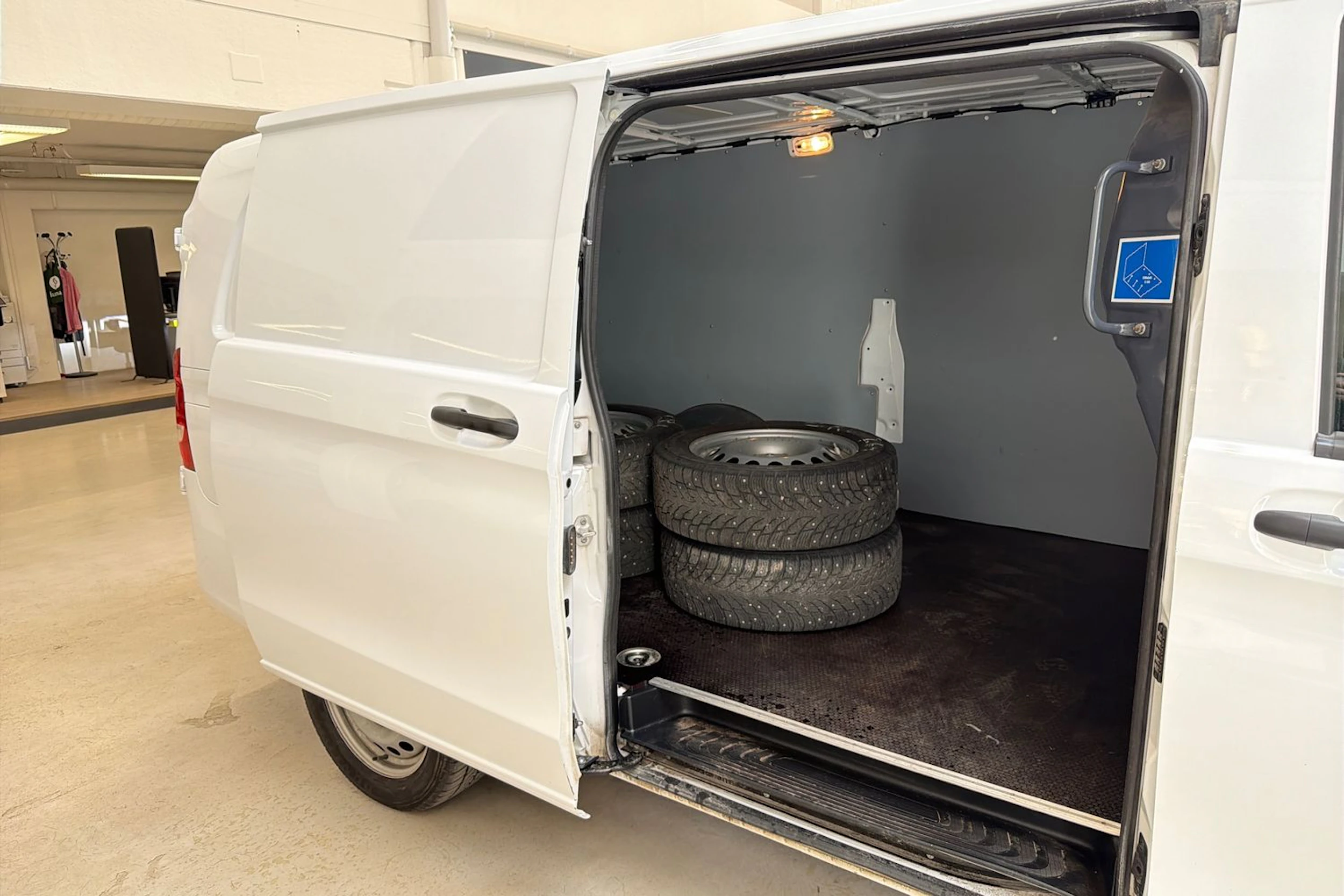 valkoinen Mercedes-Benz Vito 2023 kuva 24.