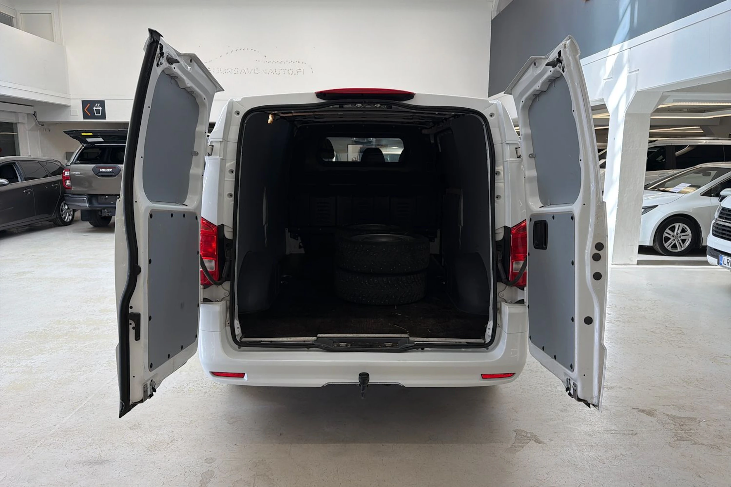 valkoinen Mercedes-Benz Vito 2023 kuva 25.