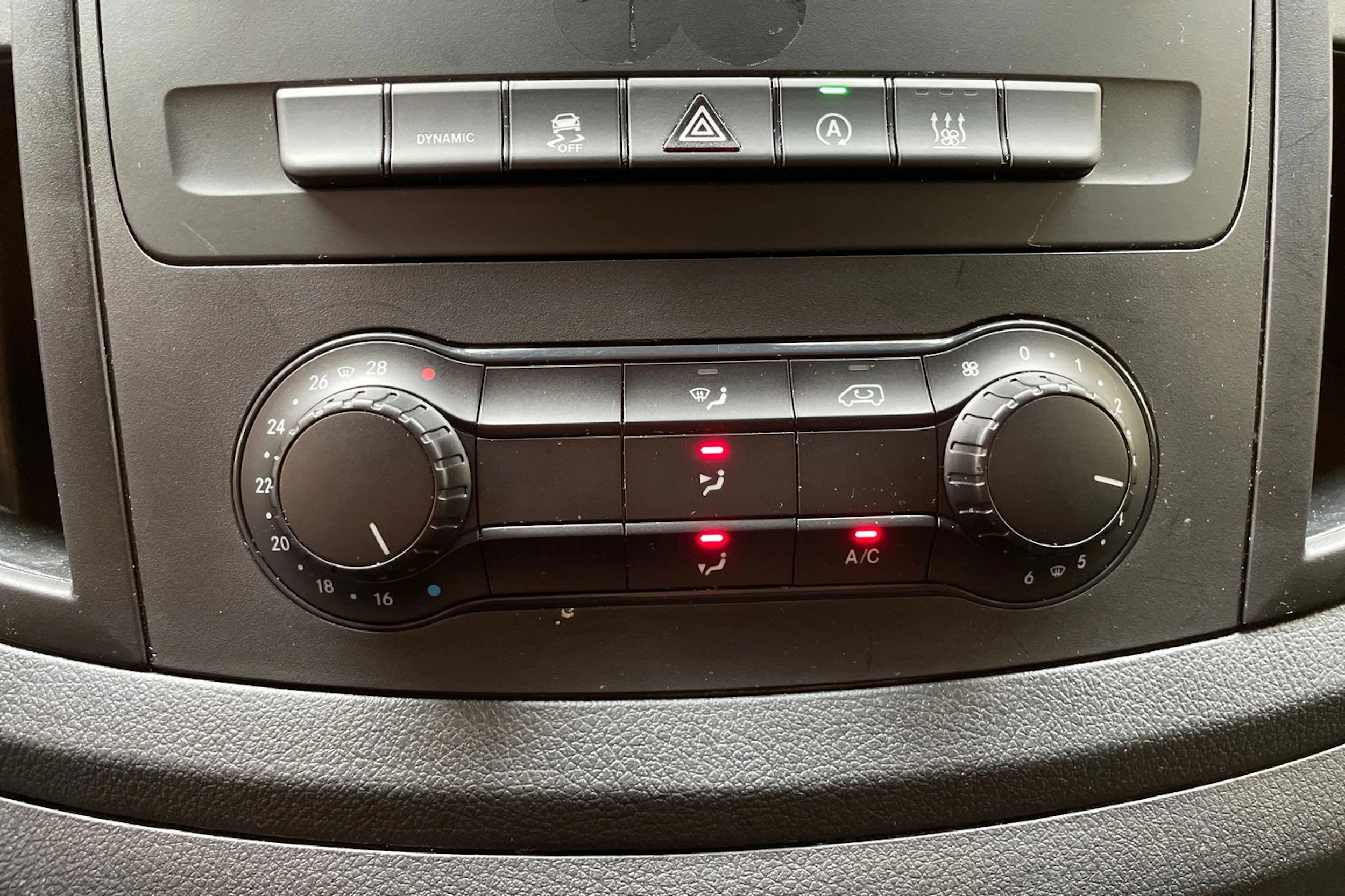 valkoinen Mercedes-Benz Vito 2023 kuva 29.