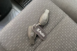 valkoinen Mercedes-Benz Vito 2023 kuva 33.