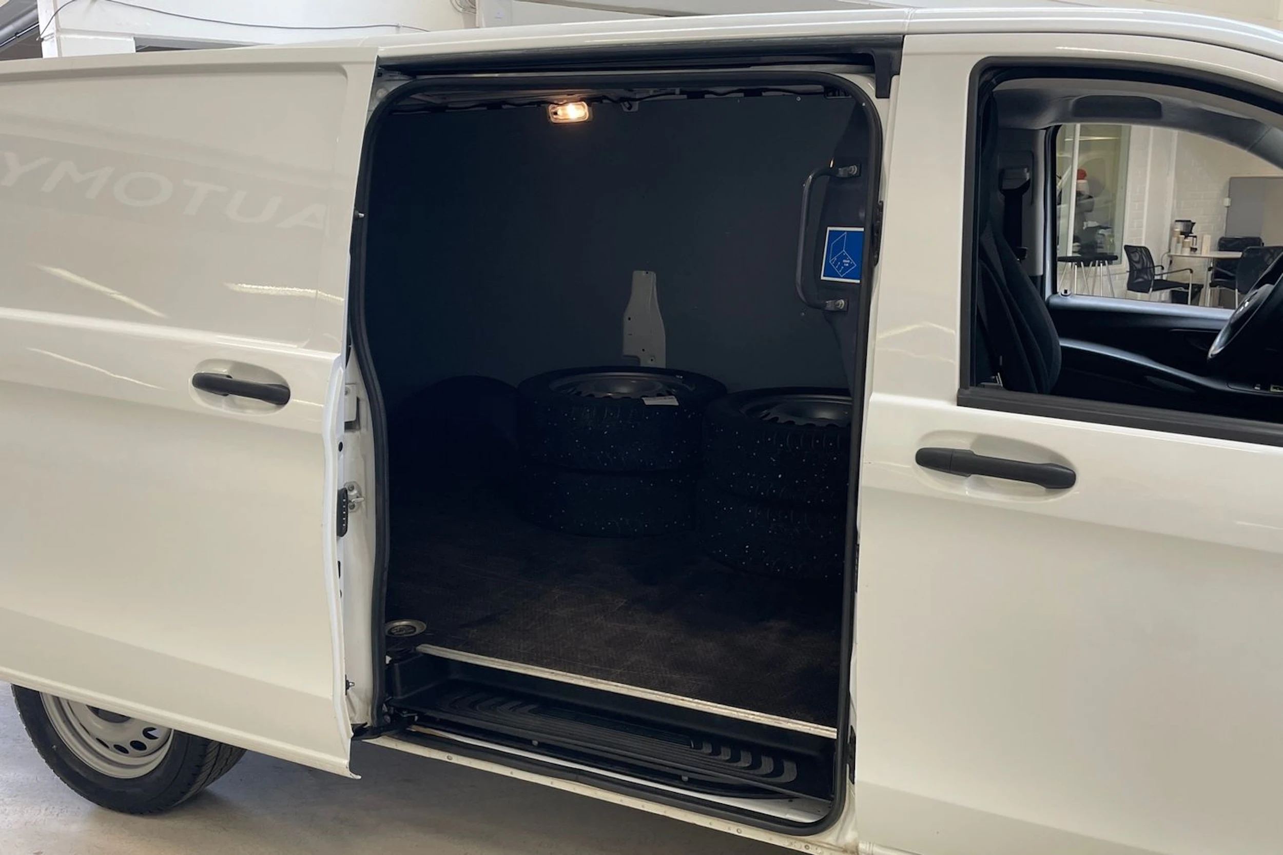 valkoinen Mercedes-Benz Vito 2023 kuva 13.