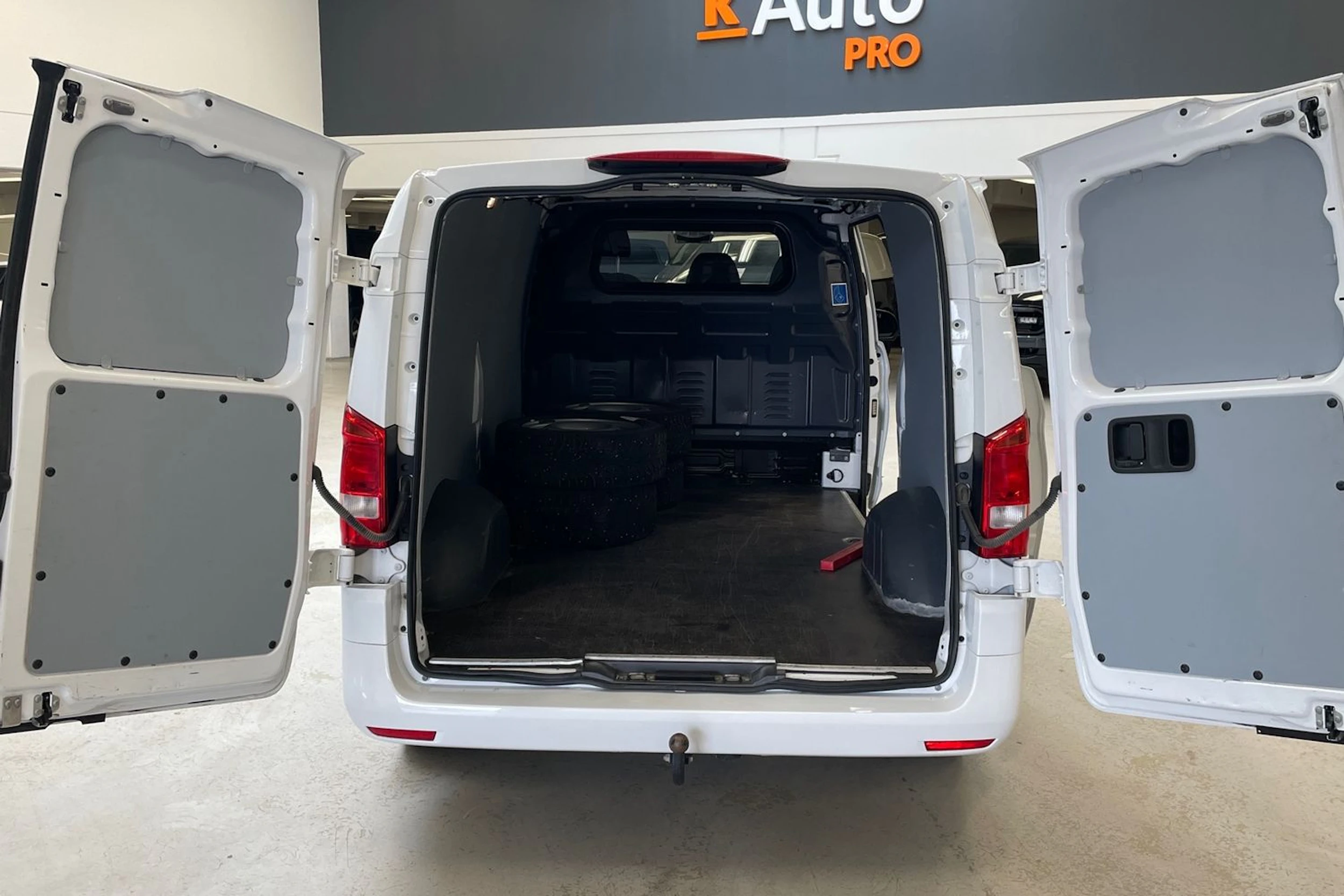 valkoinen Mercedes-Benz Vito 2023 kuva 15.