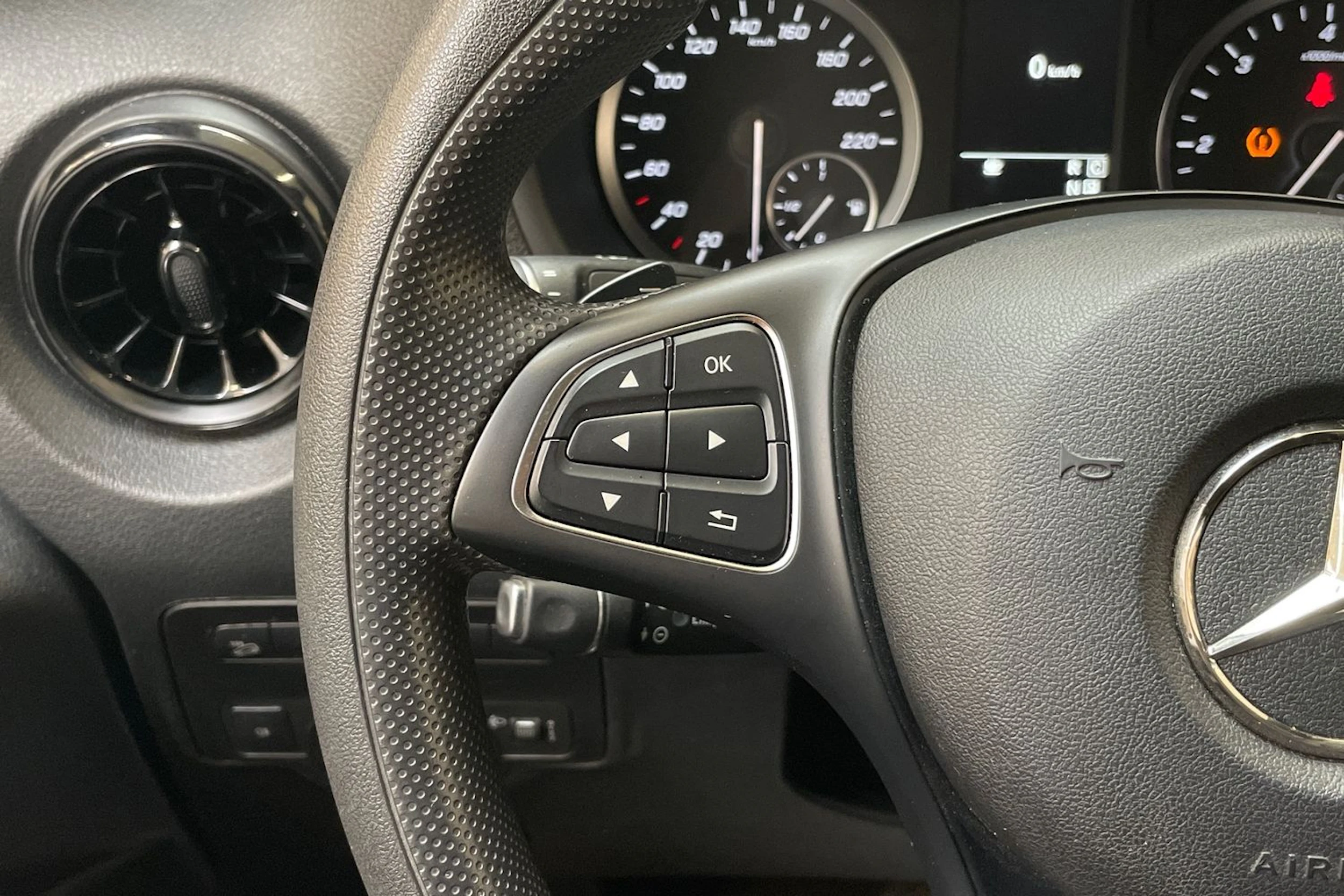 valkoinen Mercedes-Benz Vito 2023 kuva 18.