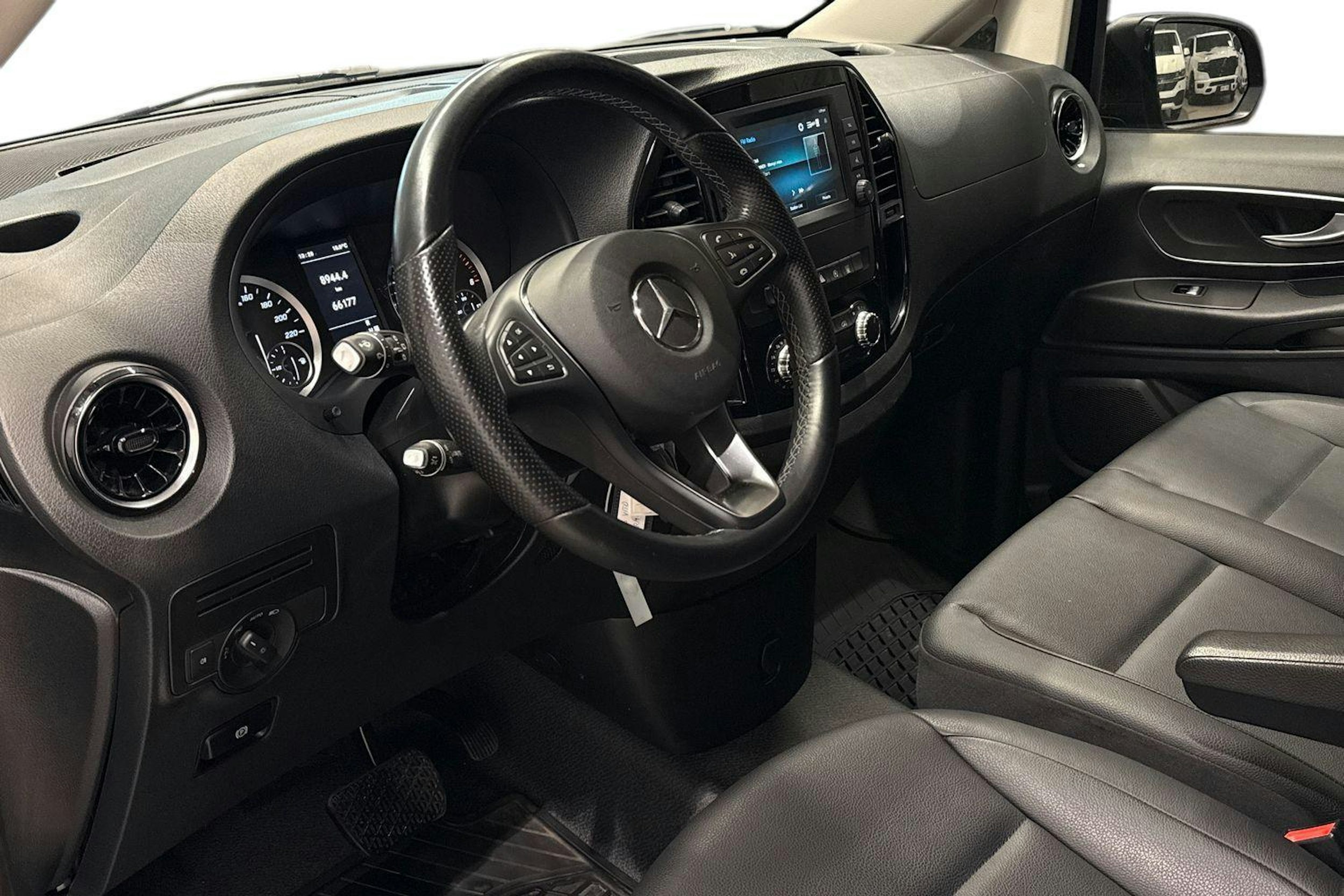 Musta Mercedes-Benz VITO 2023 kuva 6.