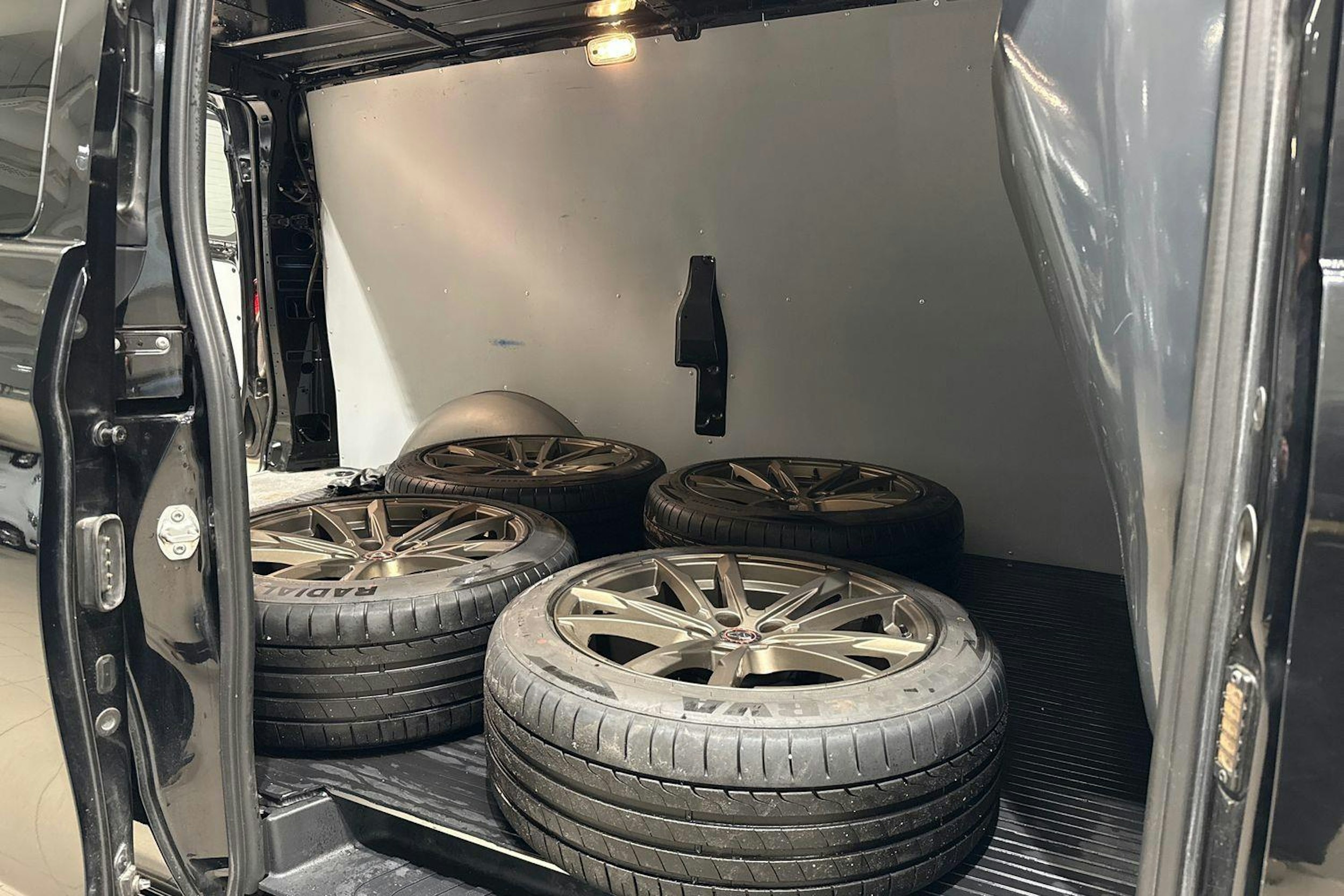 Musta Mercedes-Benz VITO 2023 kuva 12.