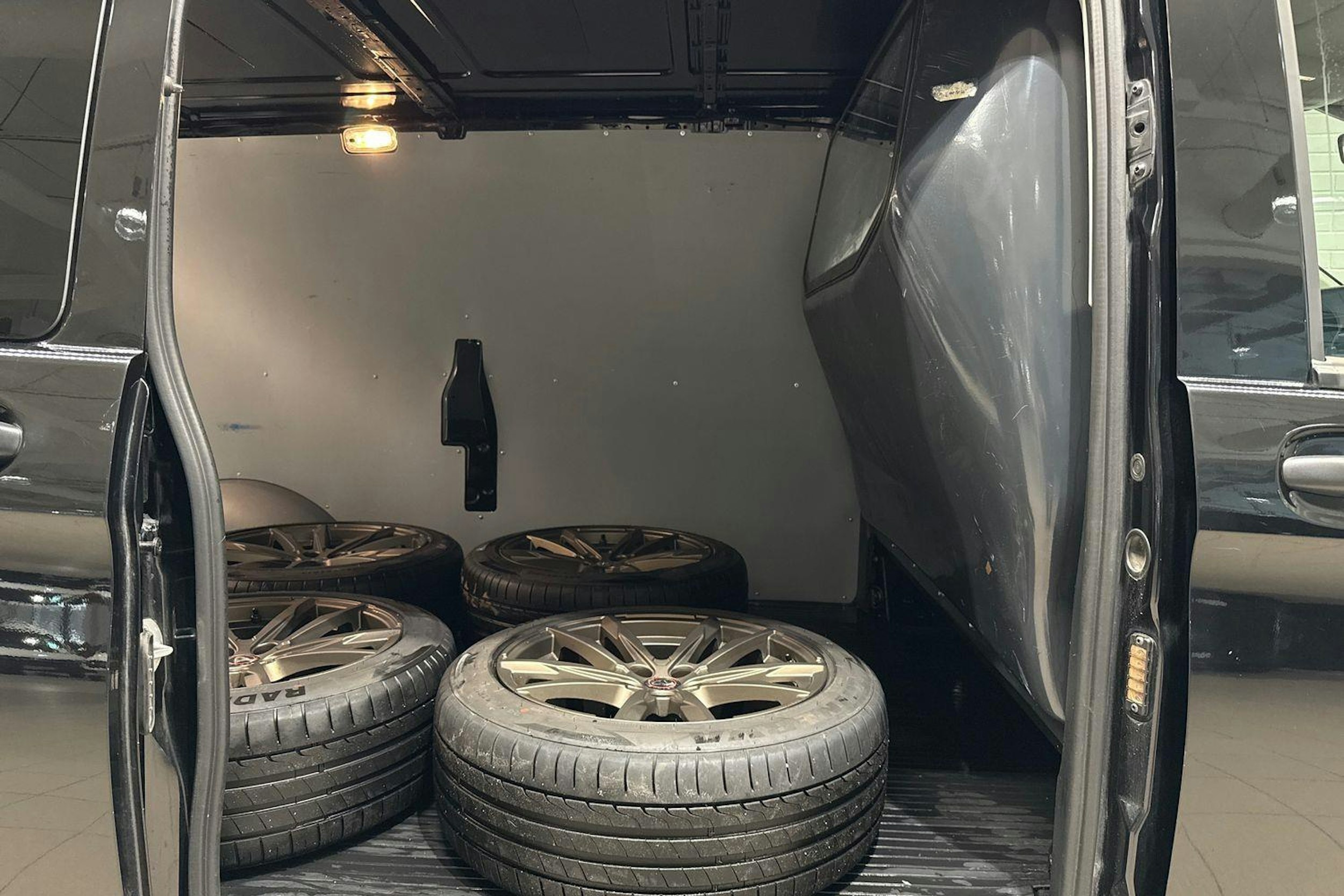 Musta Mercedes-Benz VITO 2023 kuva 13.