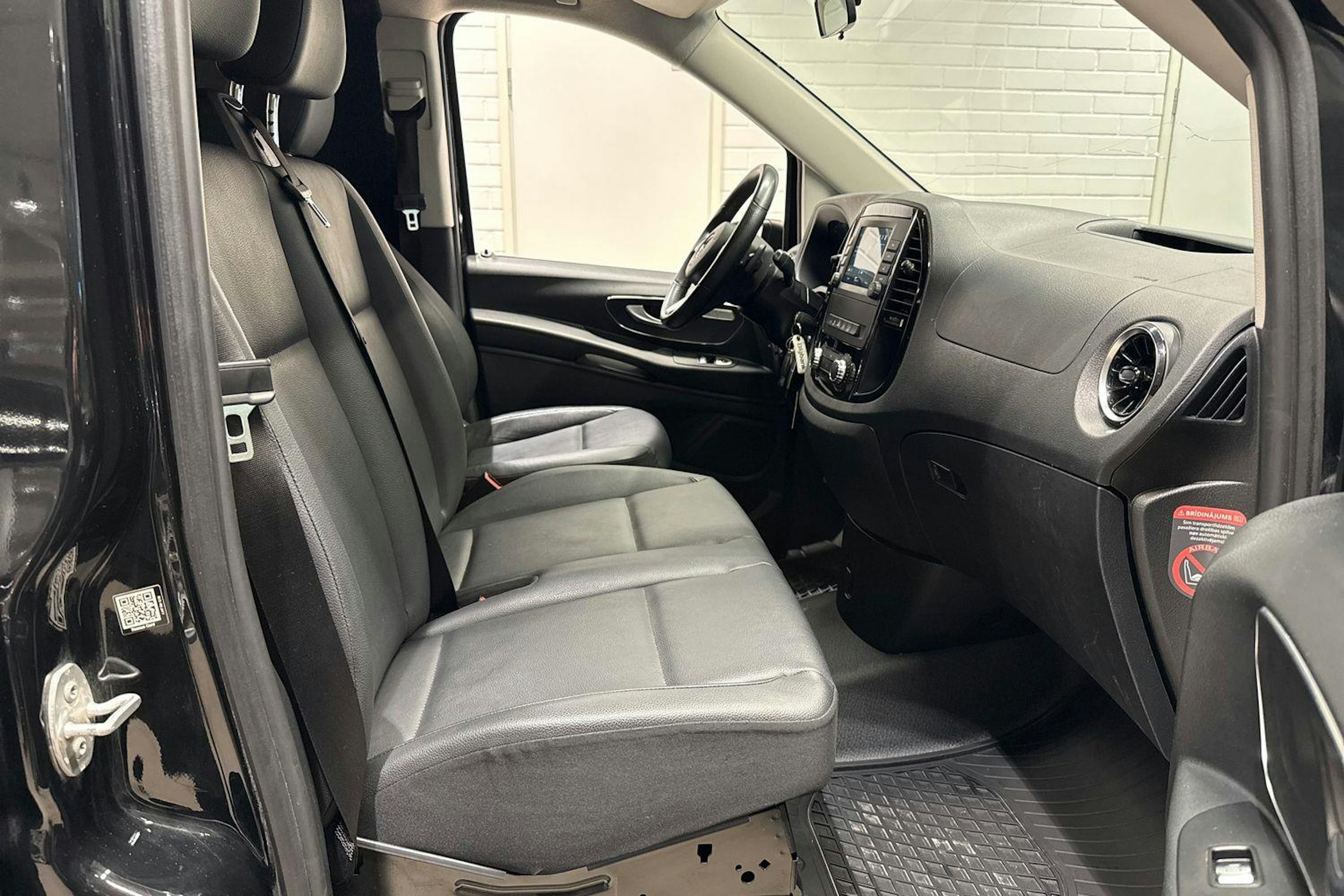 Musta Mercedes-Benz VITO 2023 kuva 14.