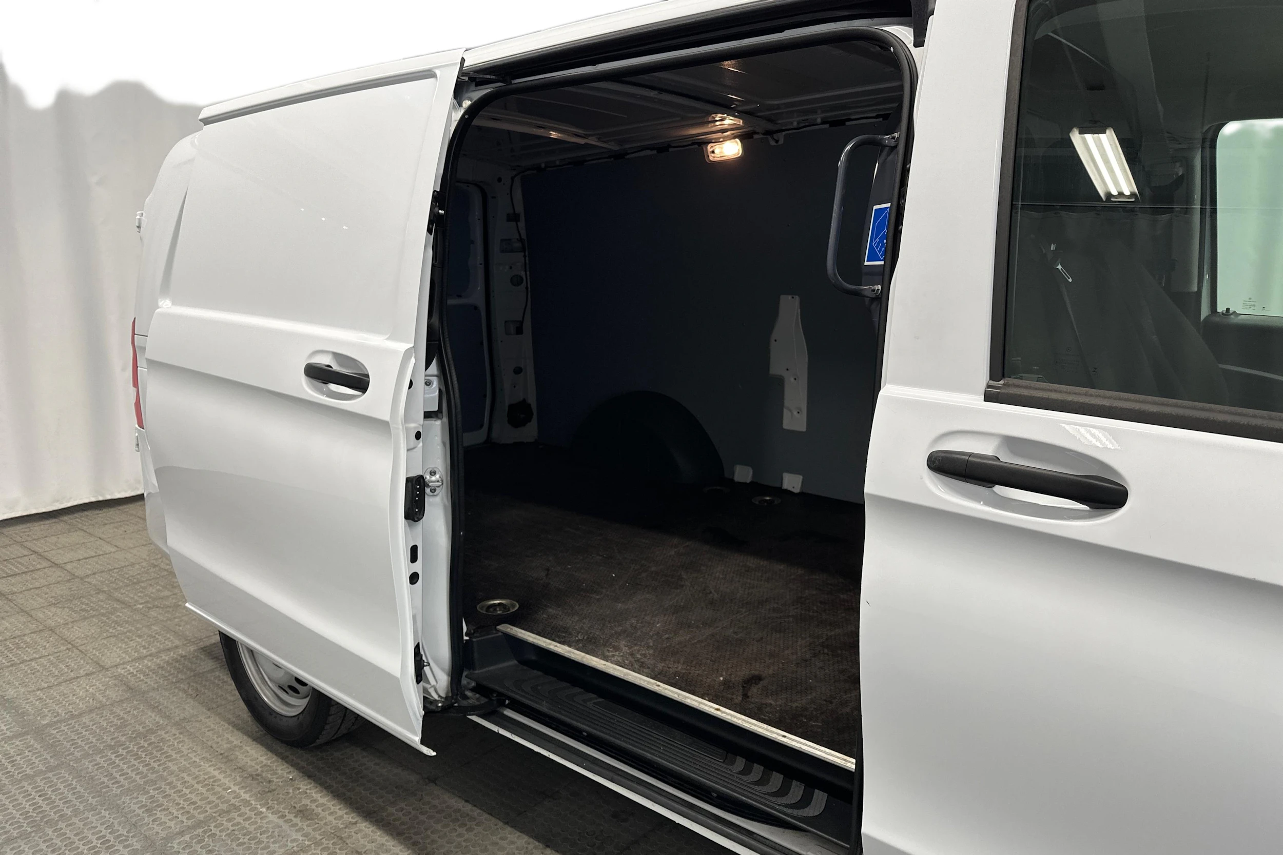 valkoinen Mercedes-Benz Vito 2023 kuva 8.