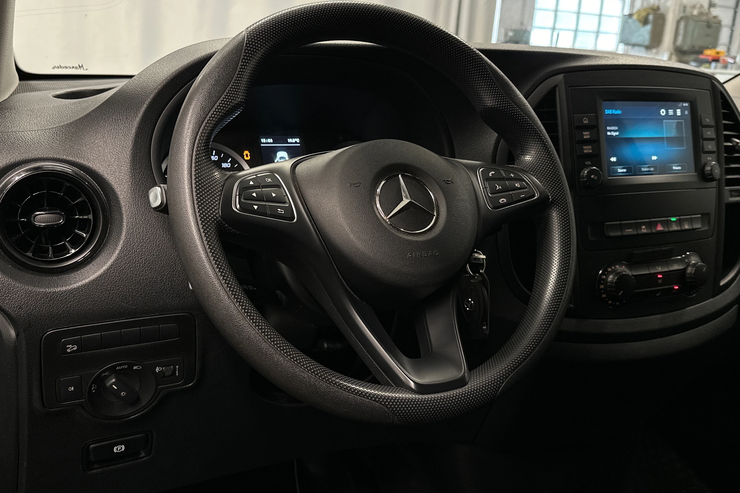 valkoinen Mercedes-Benz Vito 2023 kuva 13.