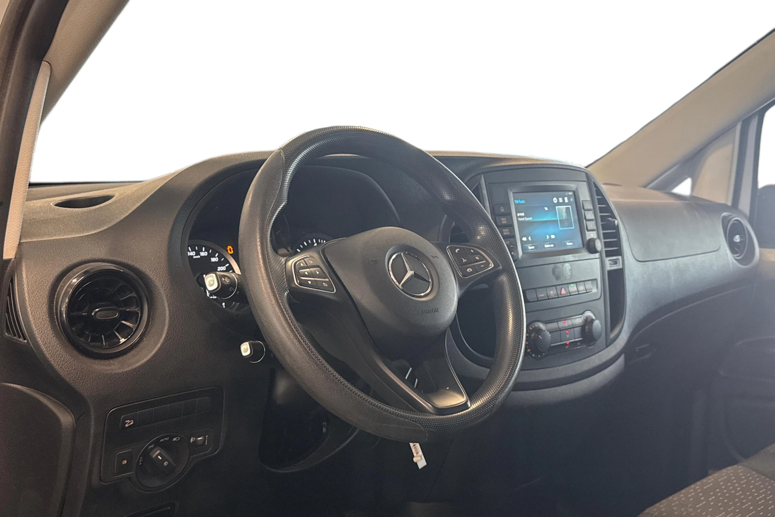 valkoinen Mercedes-Benz Vito 2023 kuva 3.