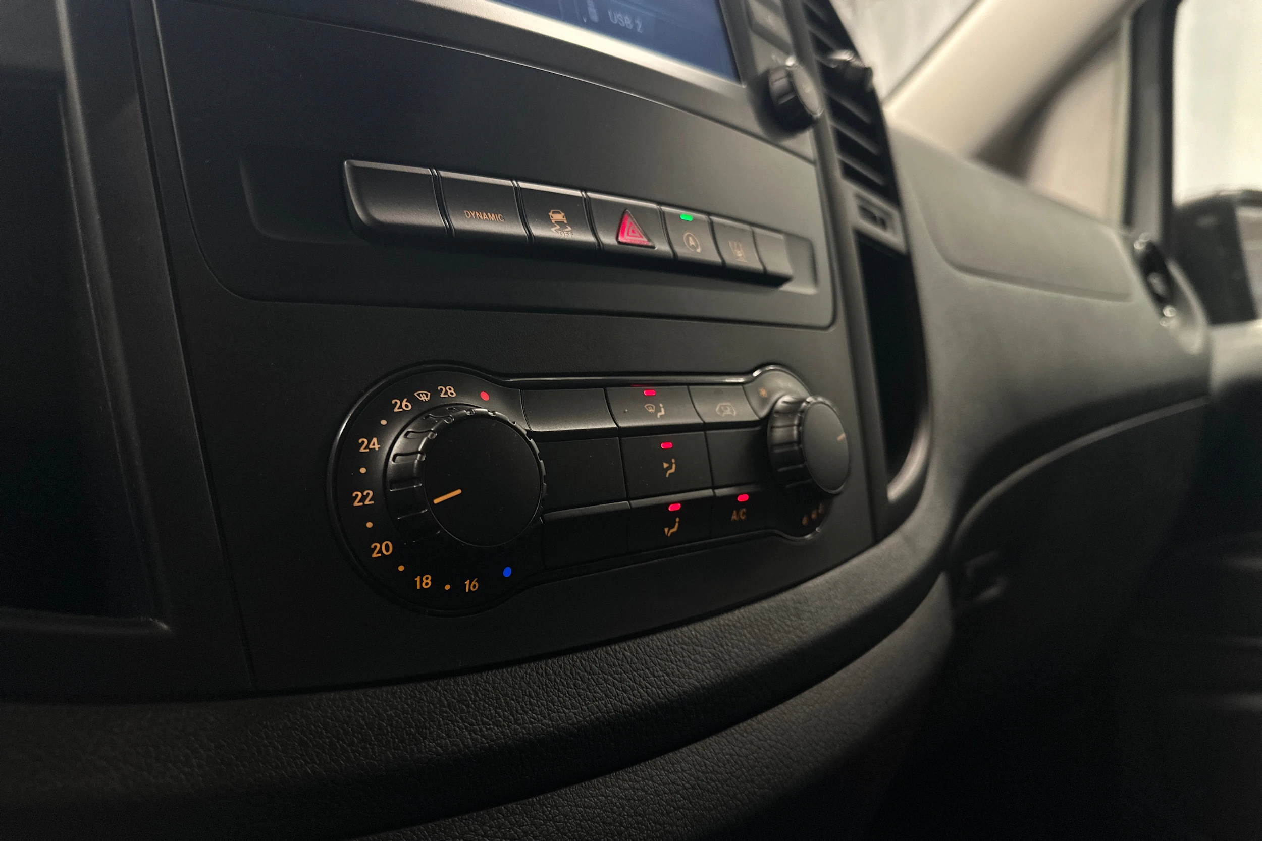 valkoinen Mercedes-Benz Vito 2023 kuva 15.